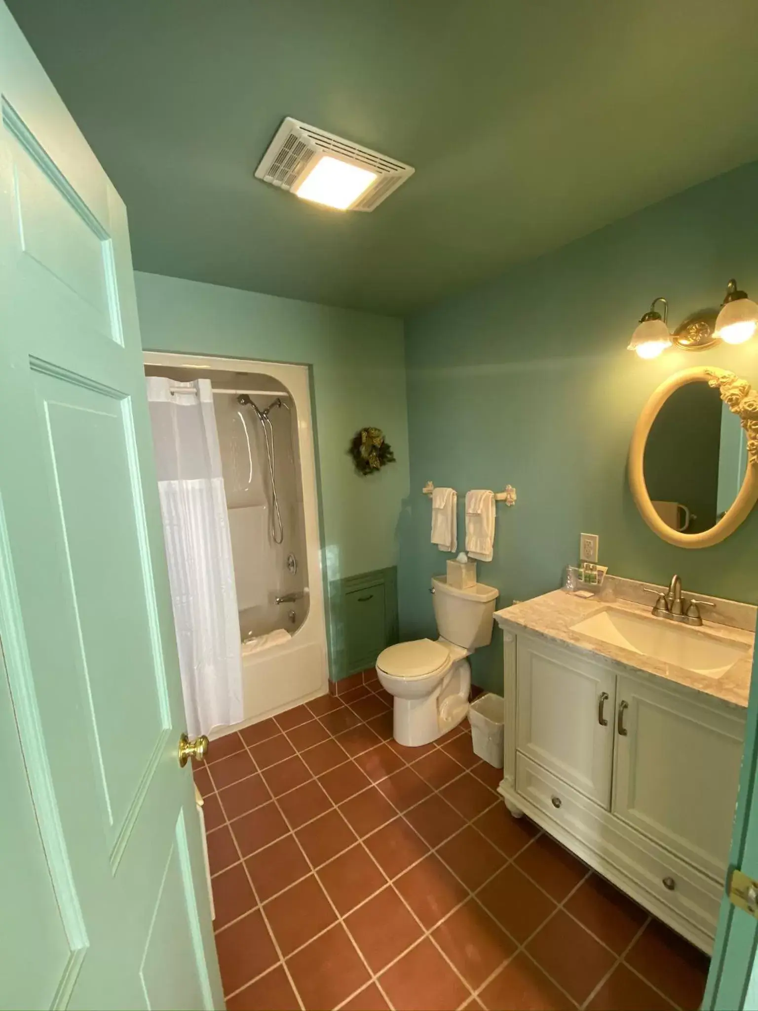 Shower, Bathroom in Chambery Inn