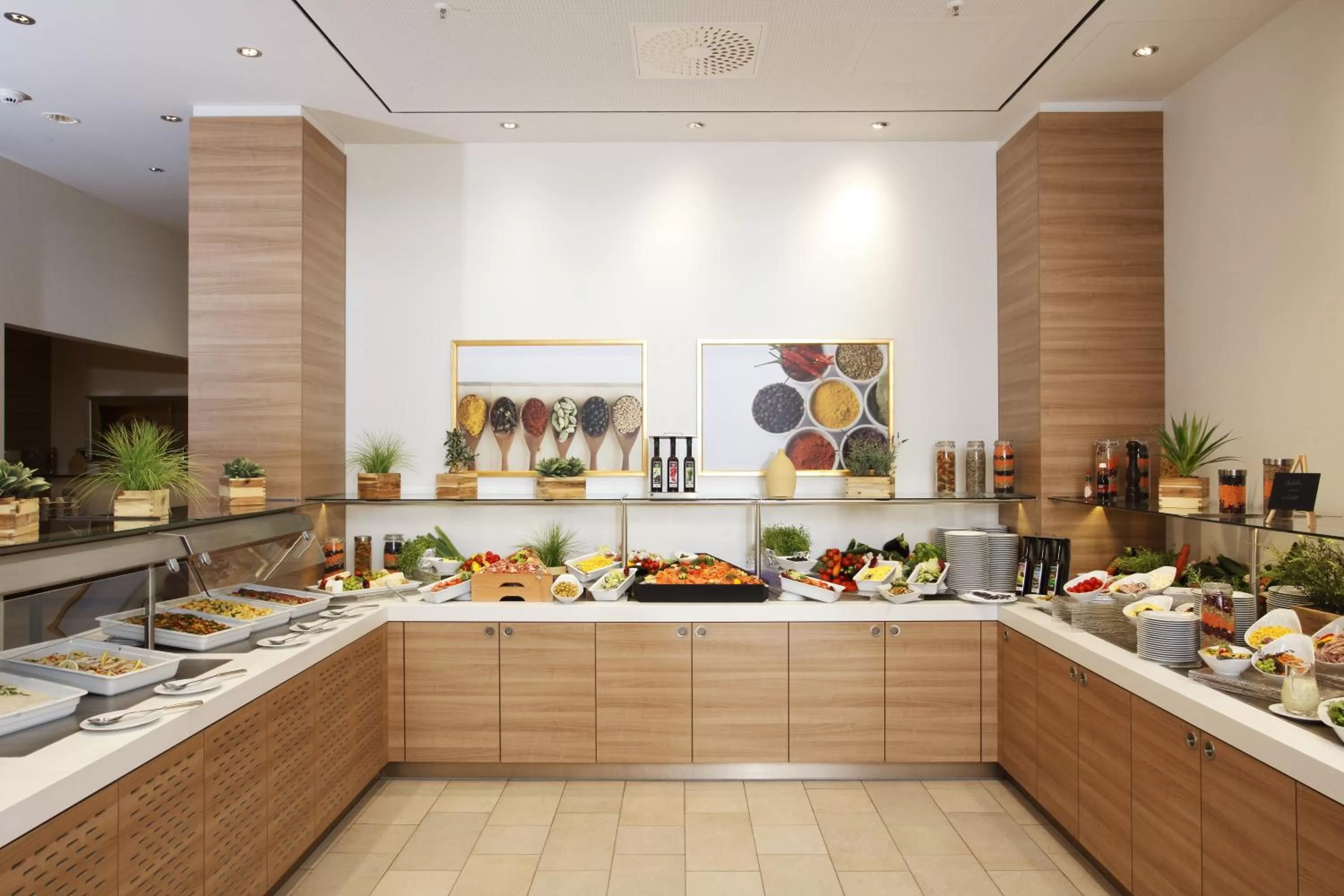 Restaurant/places to eat in H4 Hotel Berlin Alexanderplatz