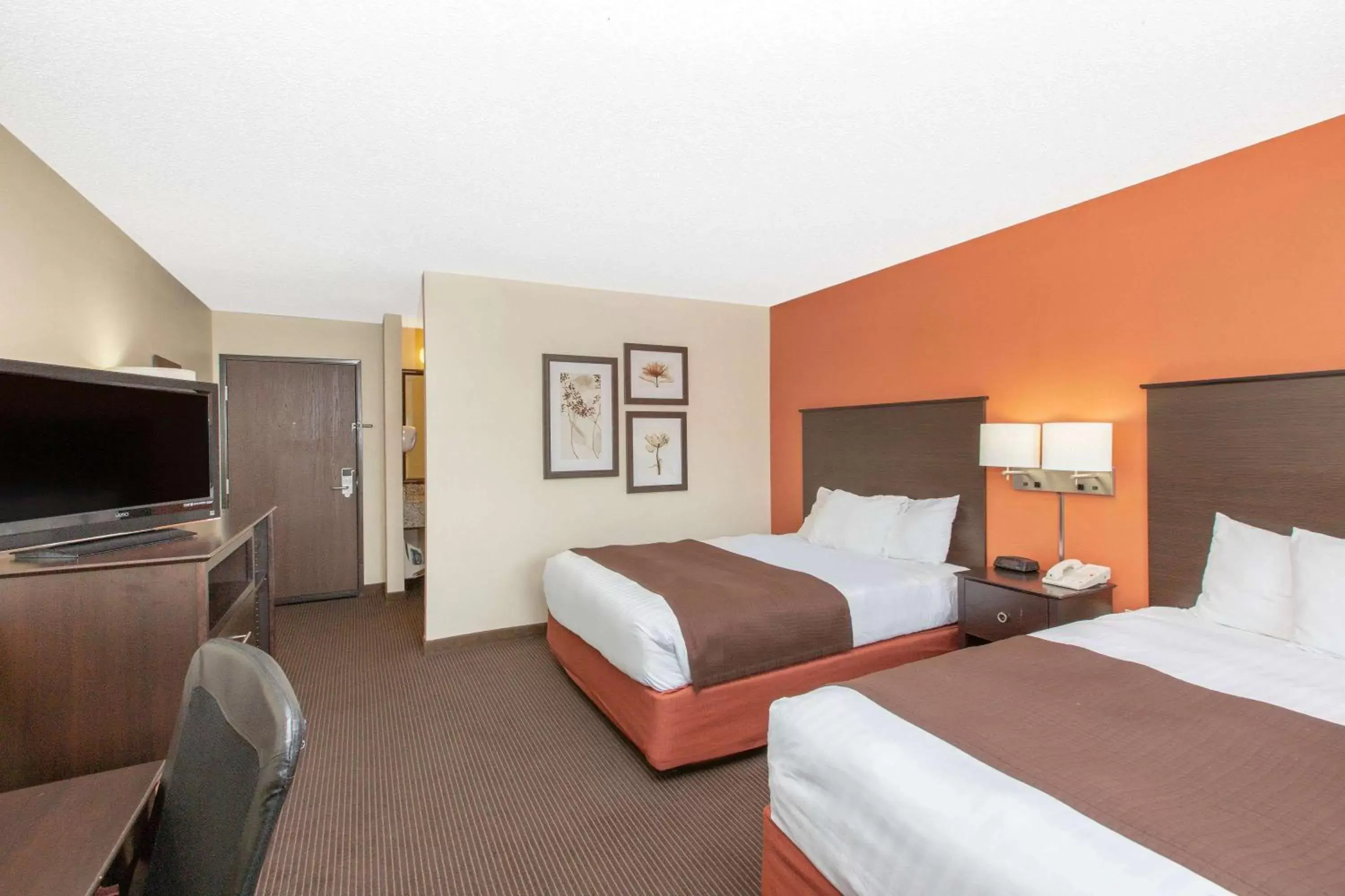 Photo of the whole room, Bed in AmericInn by Wyndham Ottumwa