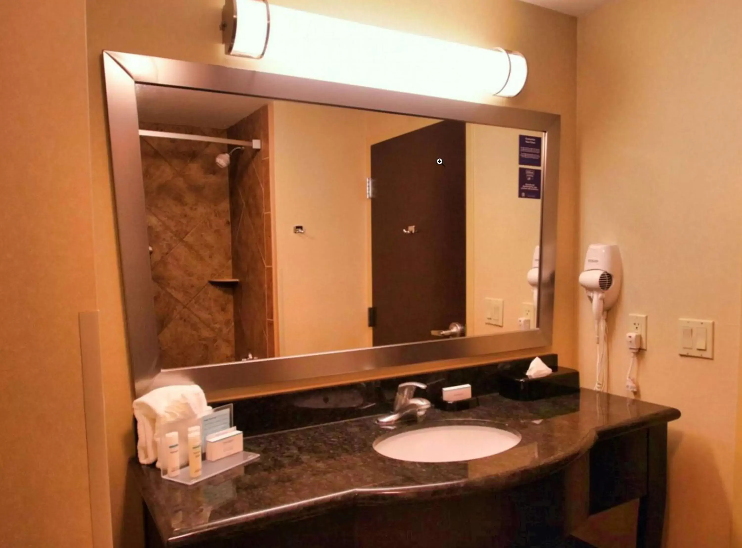 Bathroom in Hampton Inn & Suites Jacksonville Beach Boulevard/Mayo Clinic