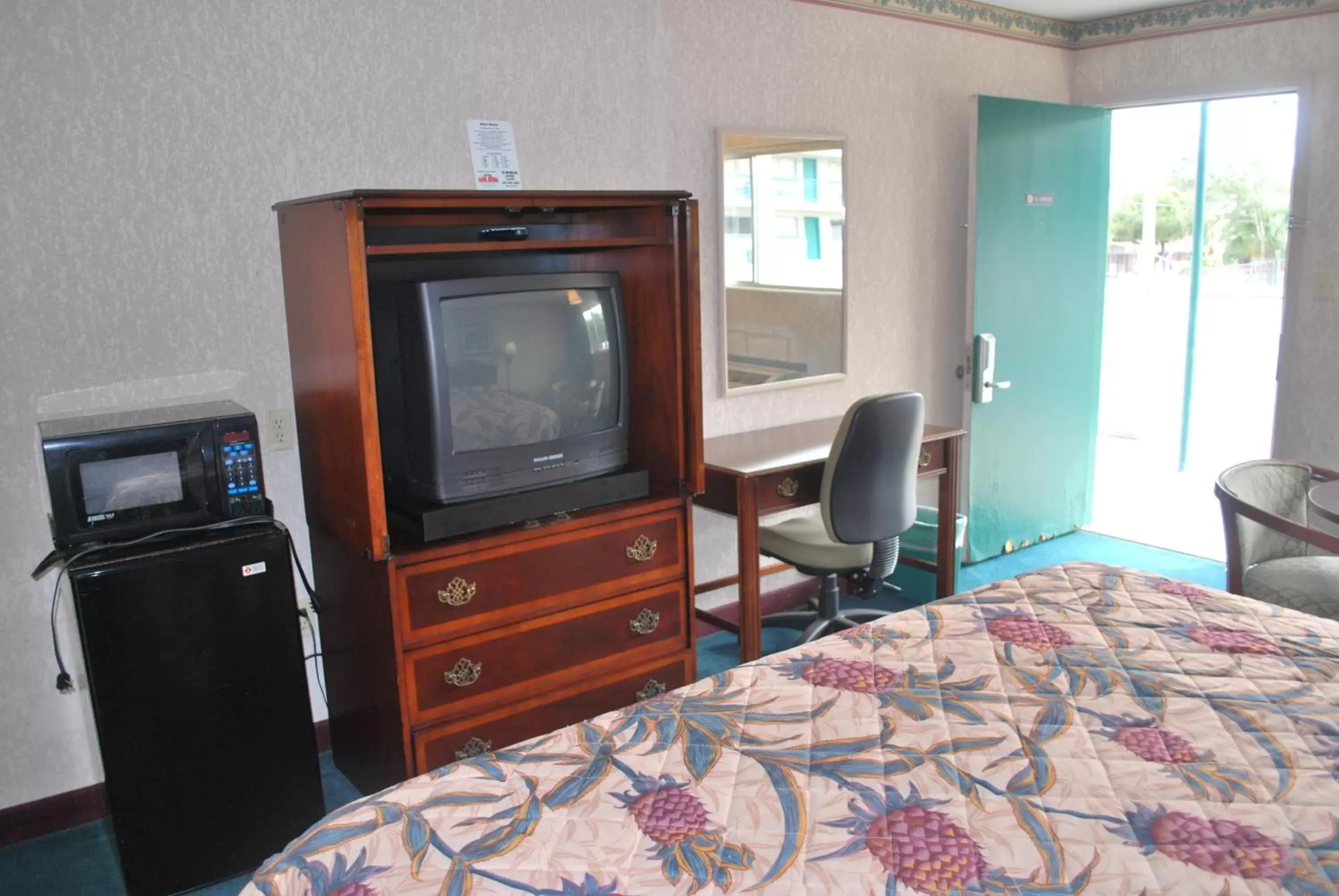 TV and multimedia, TV/Entertainment Center in Best Motel Lakeland