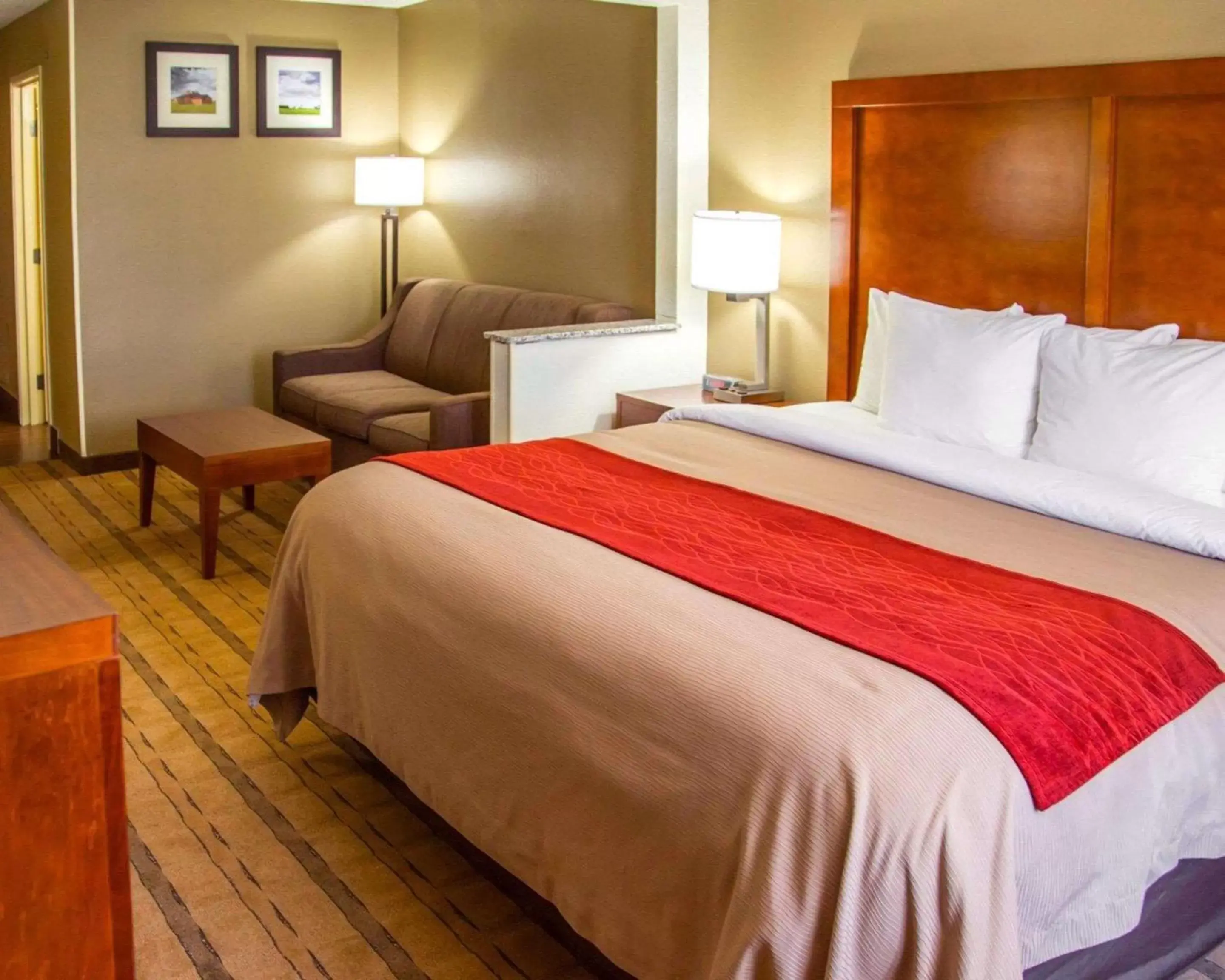Bedroom, Bed in Comfort Inn & Suites Coralville - Iowa City near Iowa River Landing