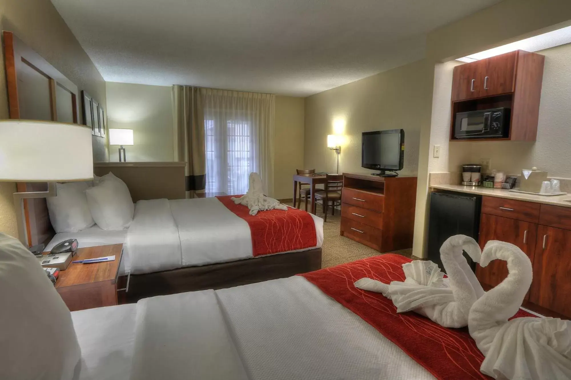 TV and multimedia in Comfort Inn & Suites at Dollywood Lane