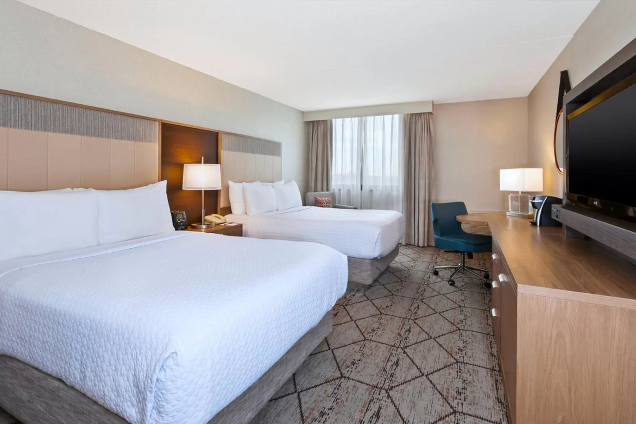 Photo of the whole room, Bed in Crowne Plaza Columbus North - Worthington by IHG