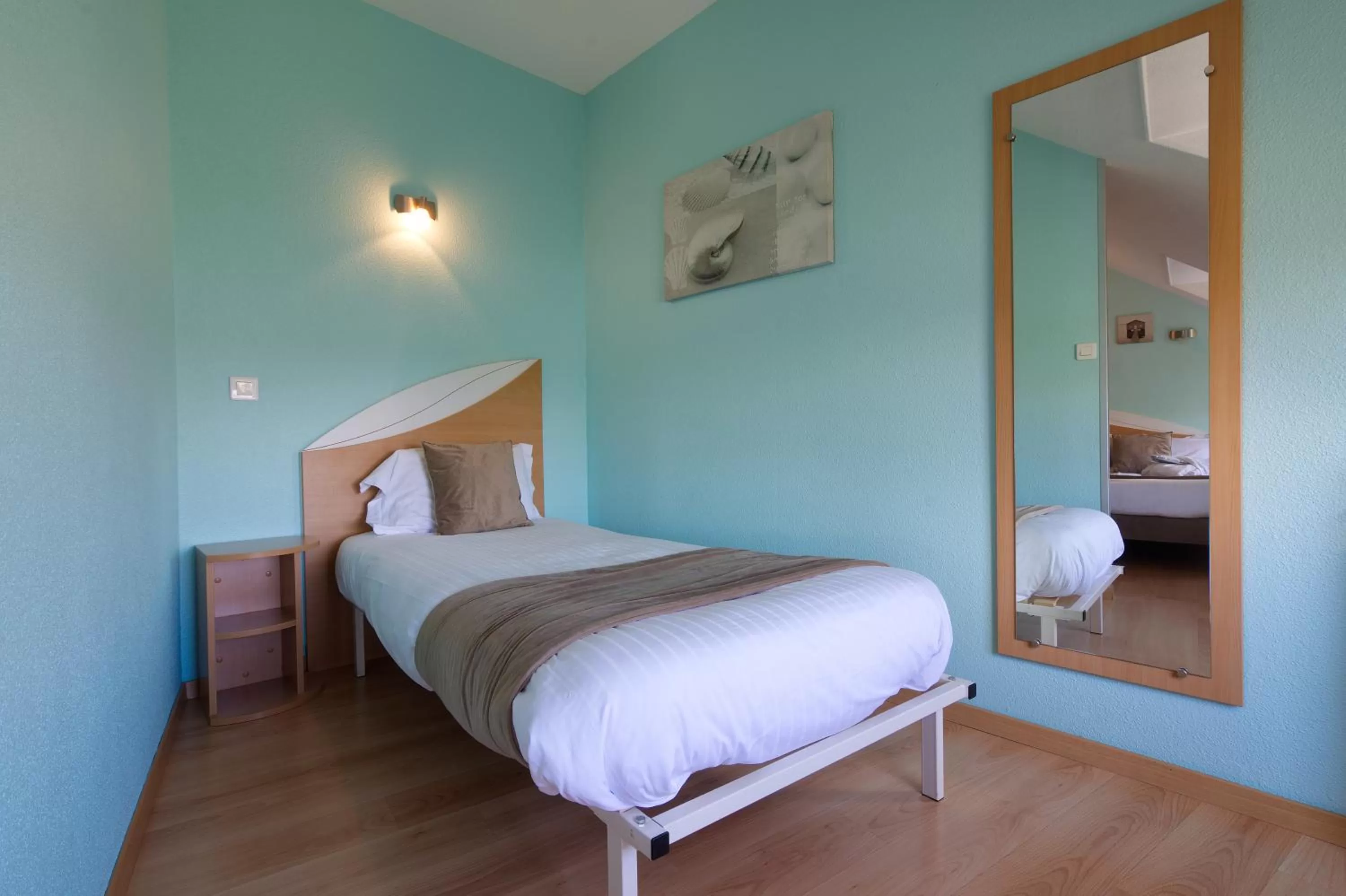 Bed in Logis Hôtel Centrotel et Spa Bulles d'Allier