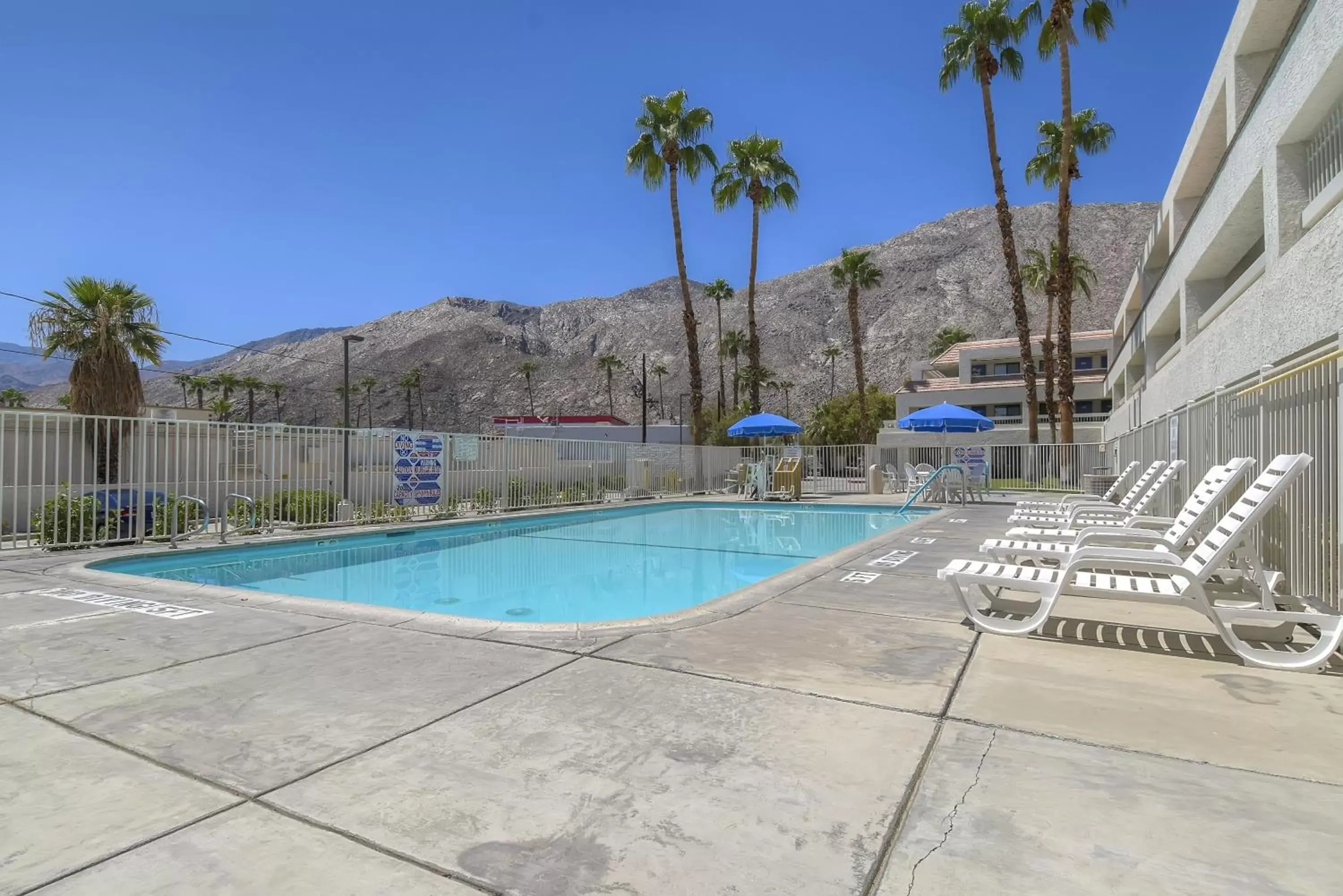 Facade/entrance, Swimming Pool in Motel 6-Palm Springs, CA - Downtown