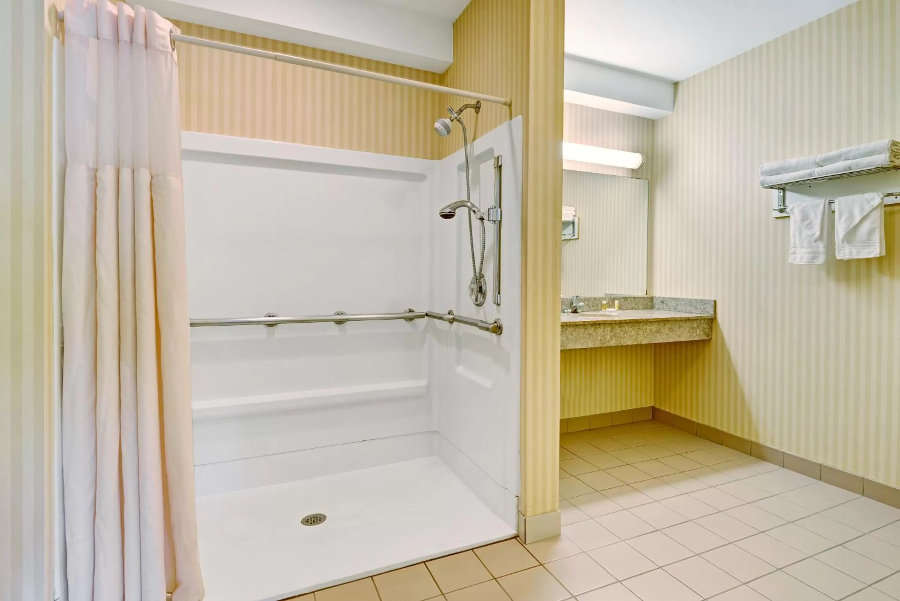 Queen Room - Disability Access/Non-Smoking in Days Inn by Wyndham Bethel - Danbury