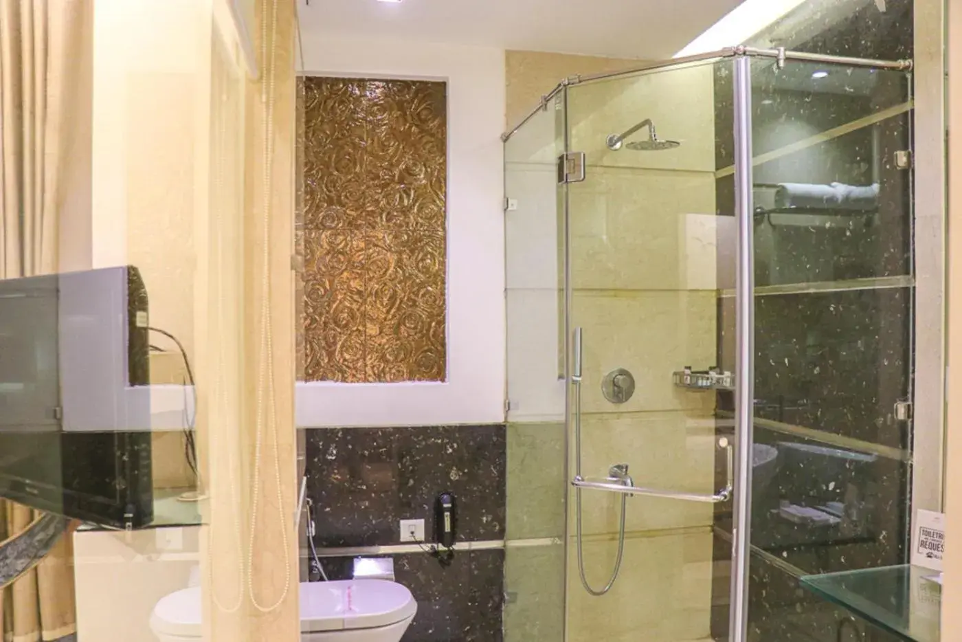 Shower, Bathroom in Hotel Eternity