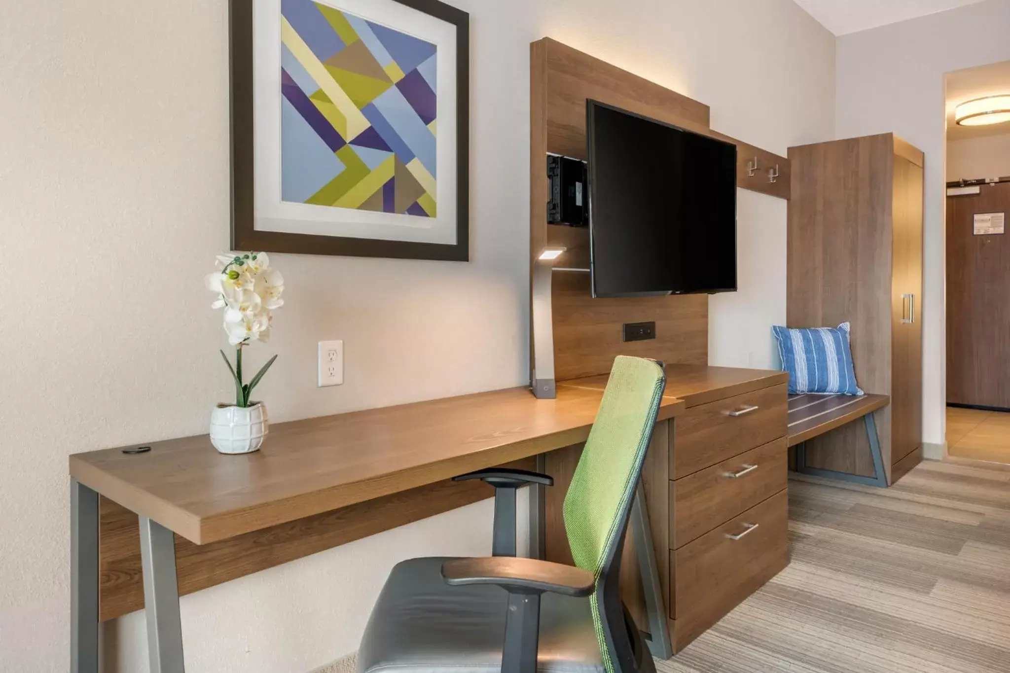 Bedroom, TV/Entertainment Center in Holiday Inn Express & Suites - Moundsville, an IHG Hotel
