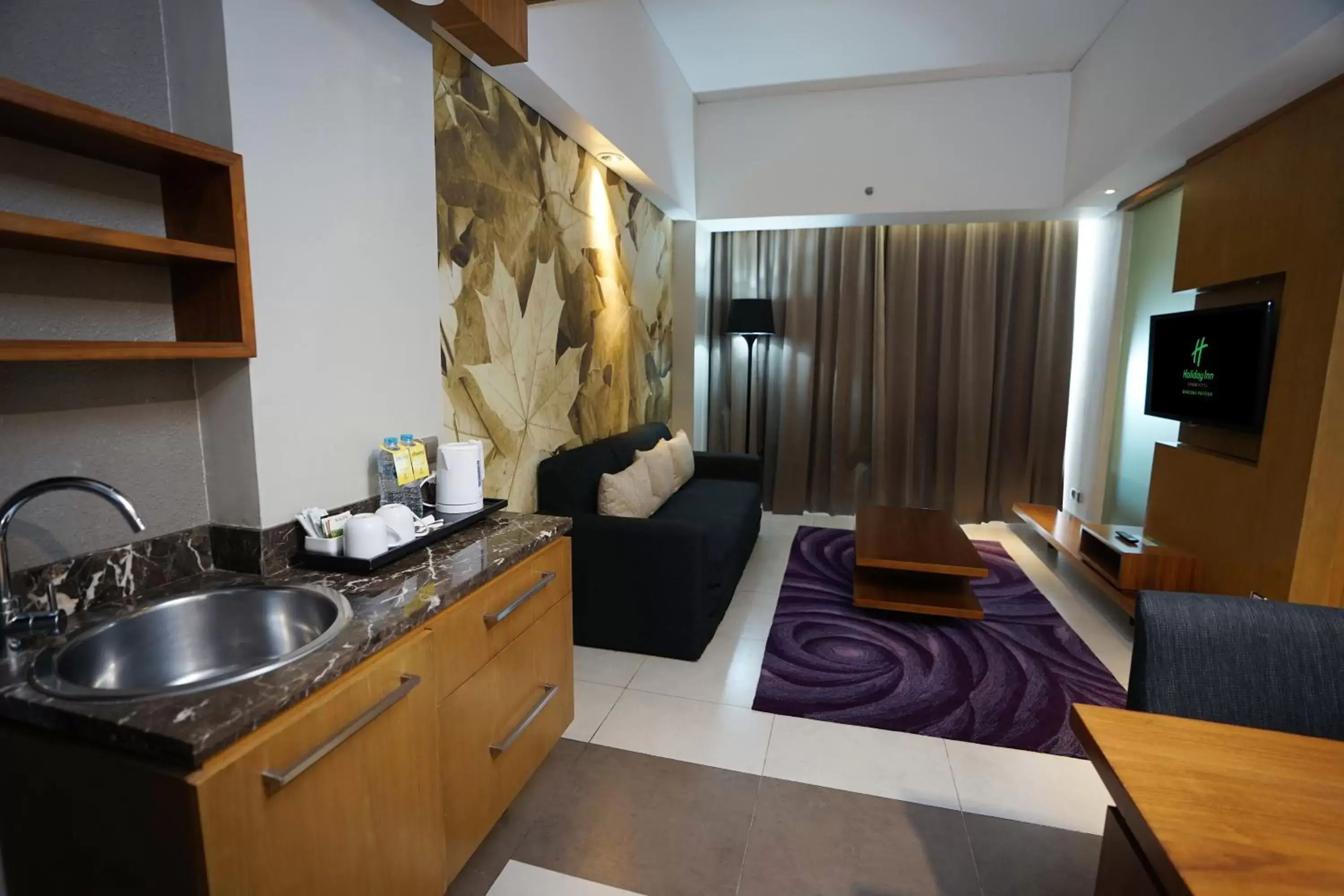 TV and multimedia, Kitchen/Kitchenette in Holiday Inn Bandung Pasteur, an IHG Hotel