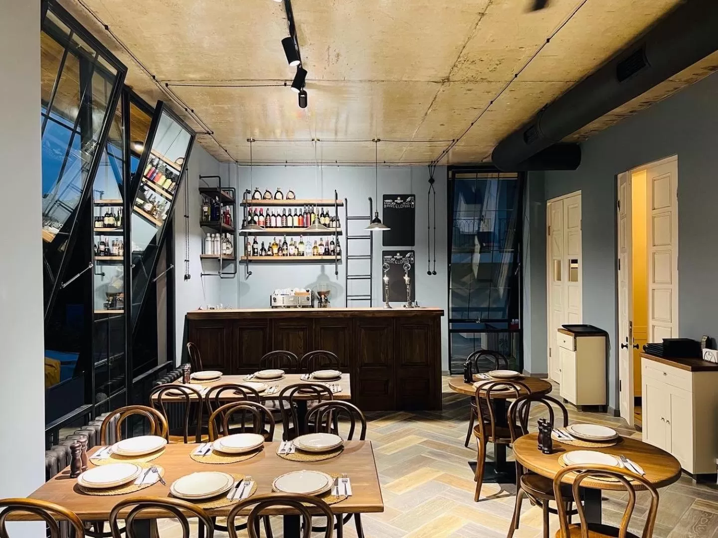 Restaurant/places to eat in Level Up Hotel & Restaurant