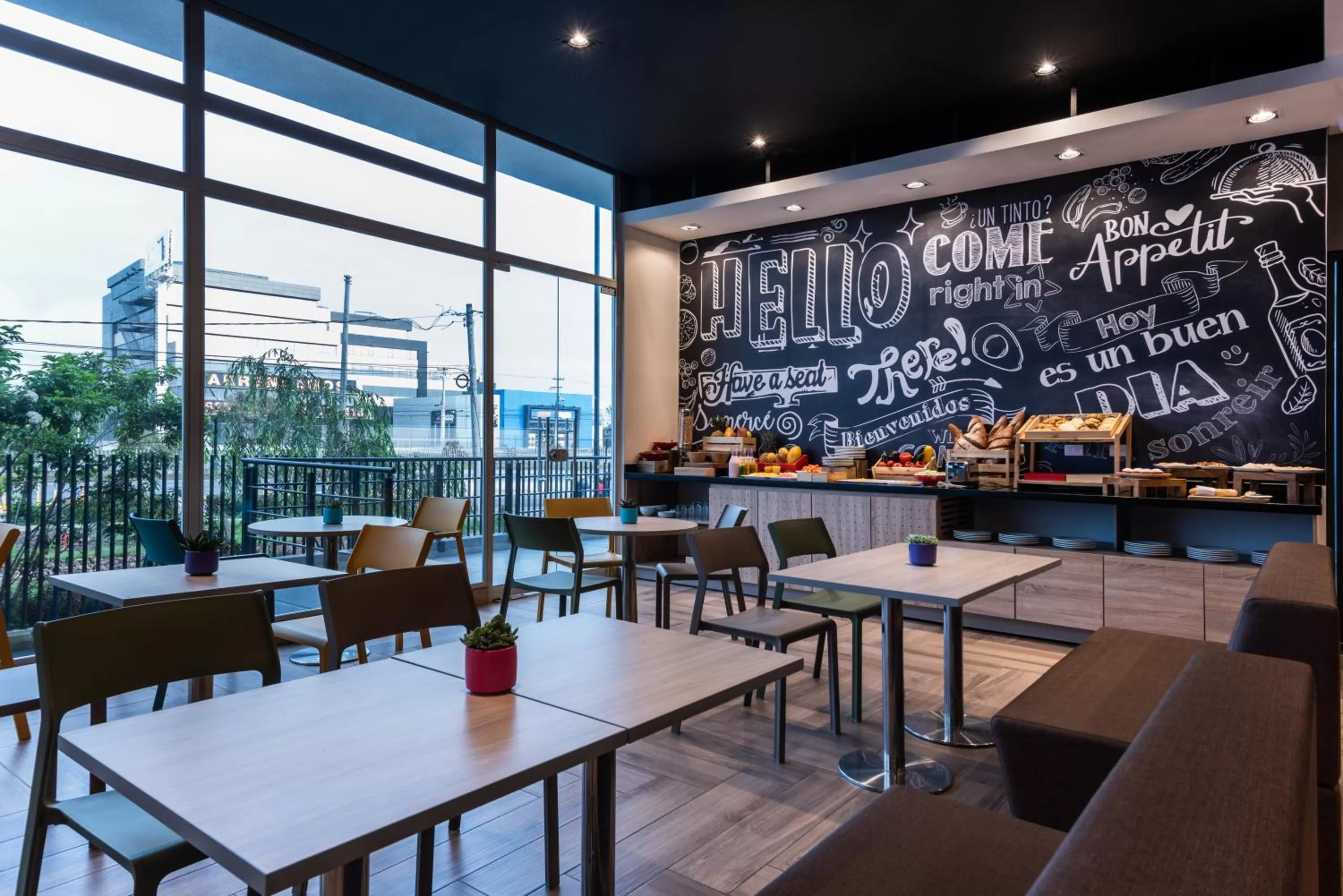 Restaurant/places to eat in ibis Chia