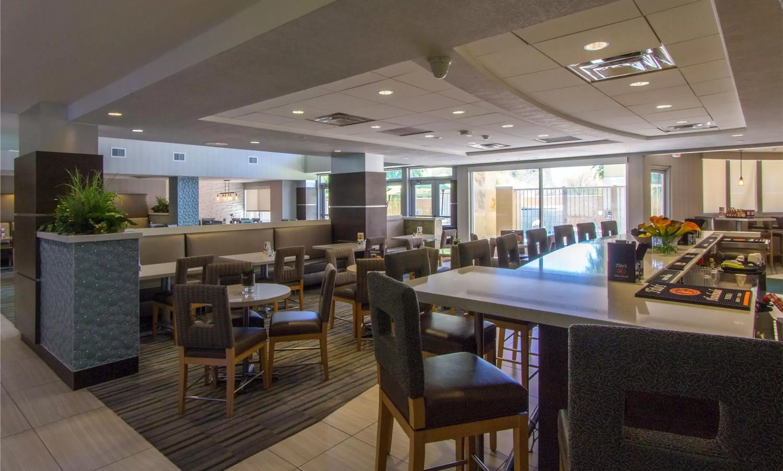 Lounge or bar, Restaurant/Places to Eat in Holiday Inn Scottsdale North- Airpark, an IHG Hotel
