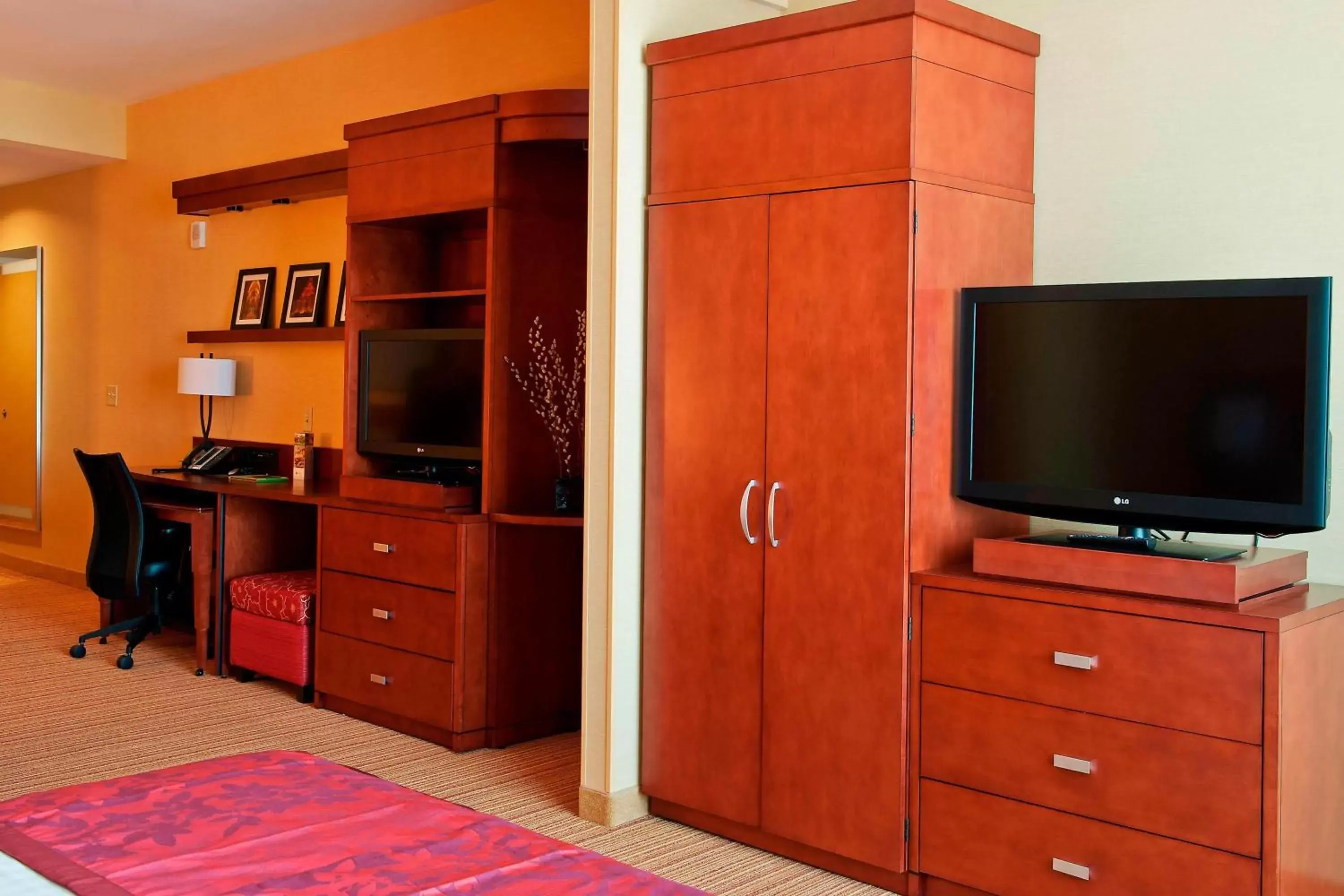 Photo of the whole room, TV/Entertainment Center in Courtyard by Marriott Ottawa East