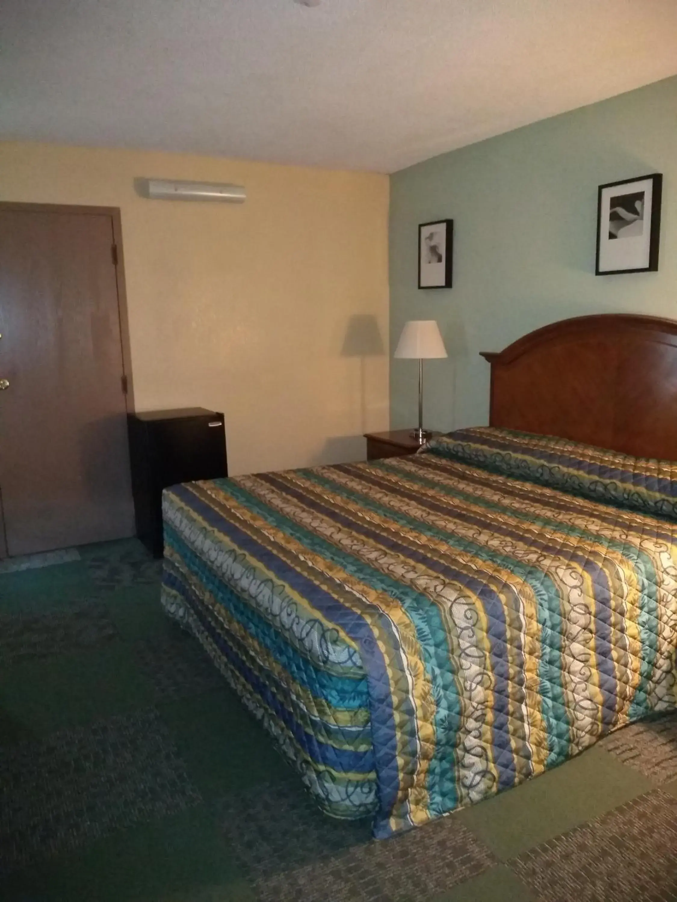 Bedroom, Bed in Red Carpet Inn-Macon