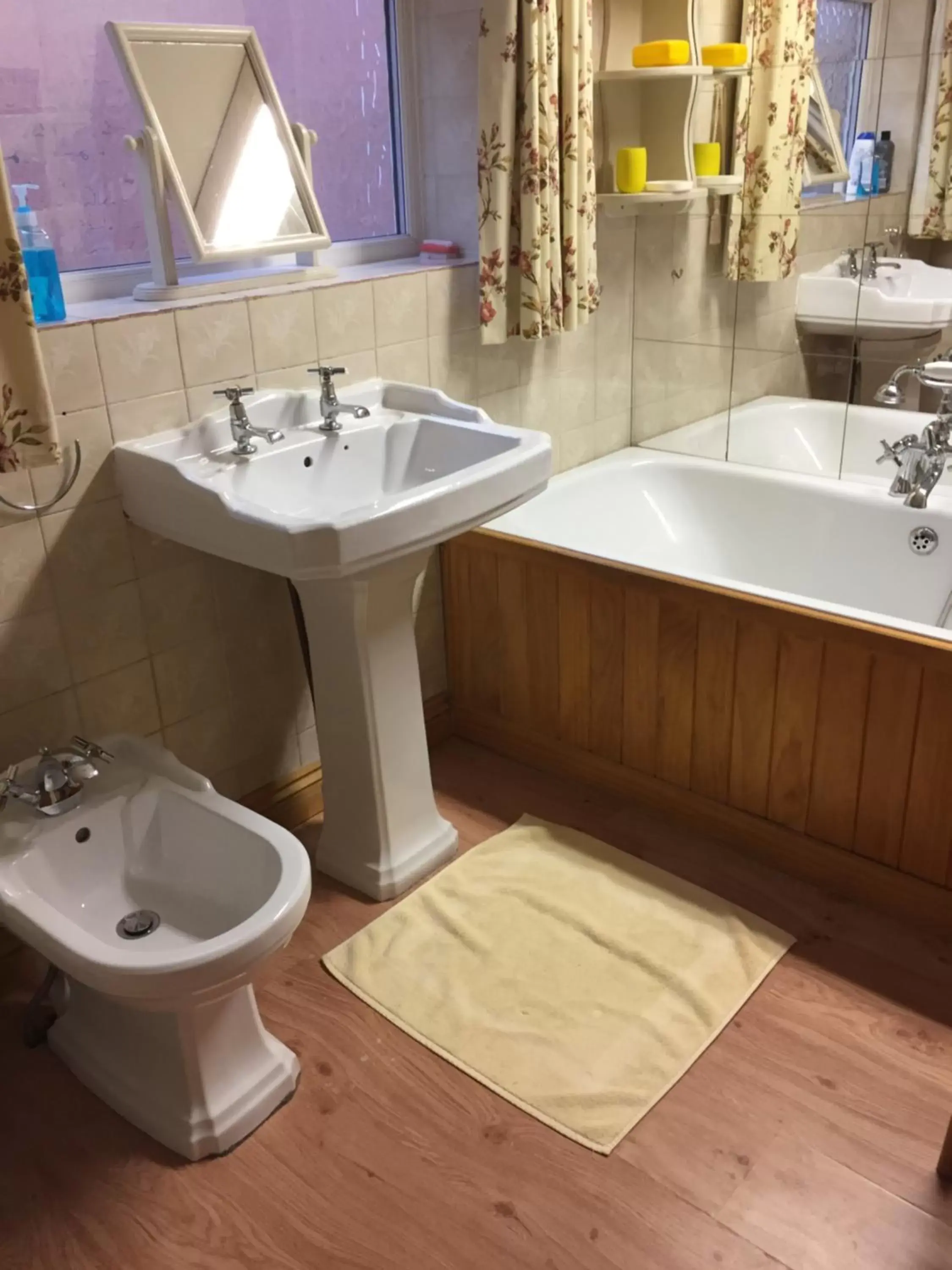 Toilet, Bathroom in Hotel 5 Ravenhurst Drive M6 J7