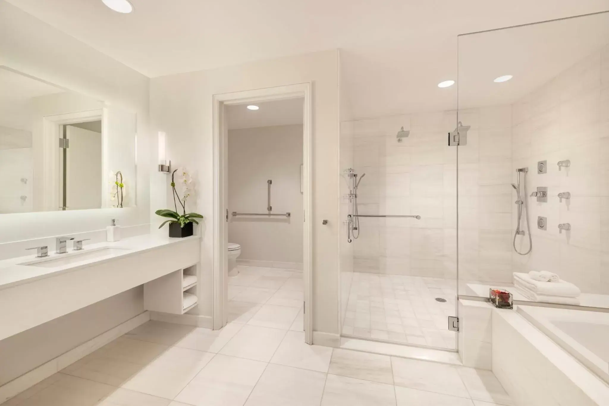 Photo of the whole room, Bathroom in InterContinental Cleveland, an IHG Hotel