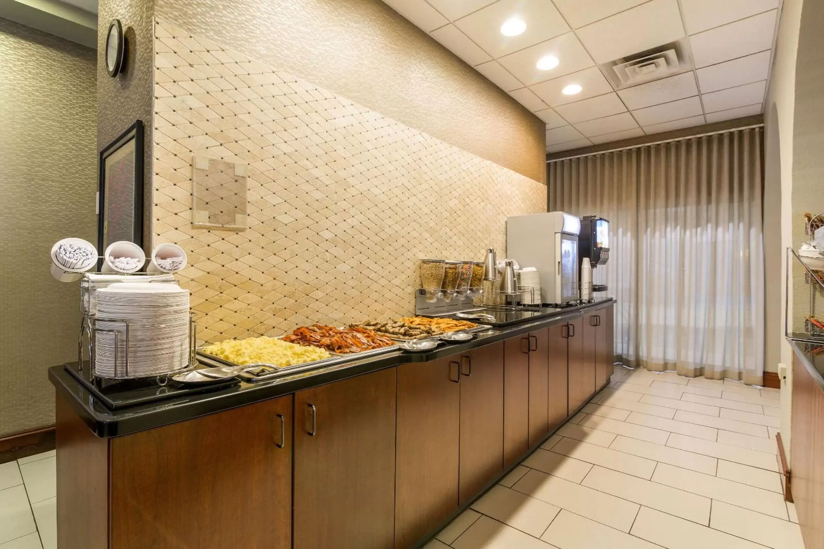 Restaurant/places to eat in Clarion Hotel Convention Center Restaurant/places to eat in Clarion Hotel Convention Center