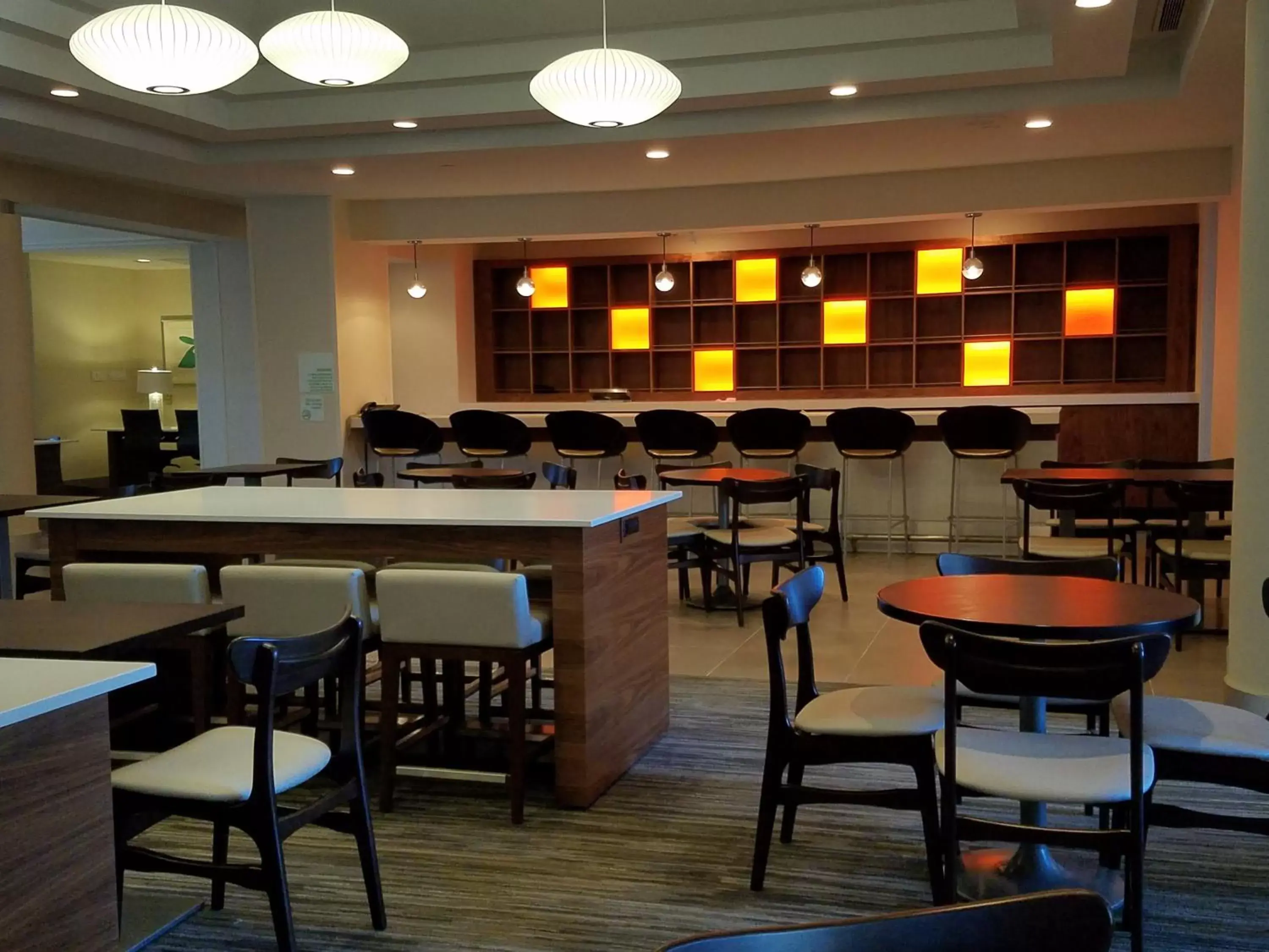 Lounge or bar in Holiday Inn Irving Las Colinas, an IHG Hotel