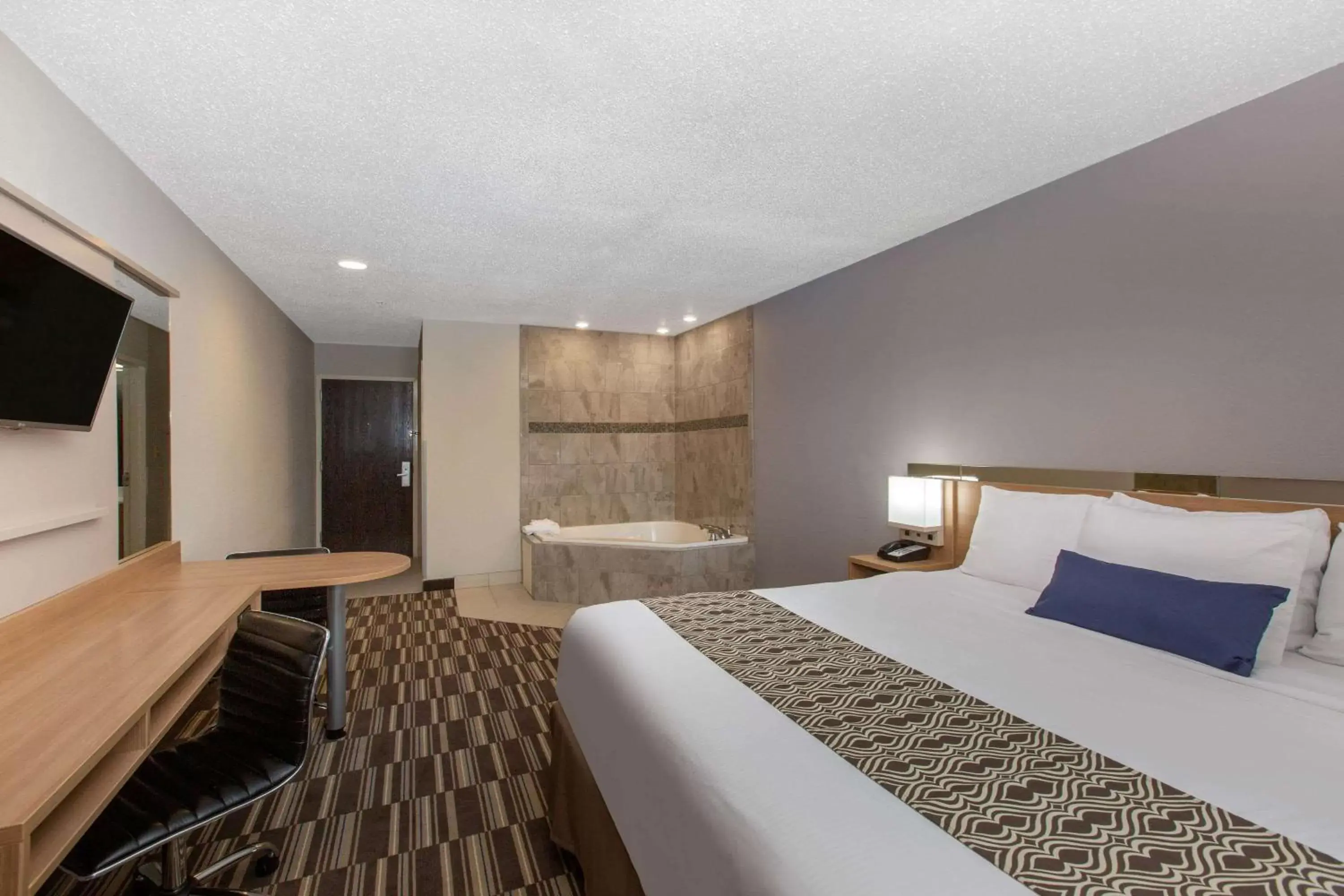 Photo of the whole room, Bed in Microtel Inn & Suites by Wyndham Augusta/Riverwatch