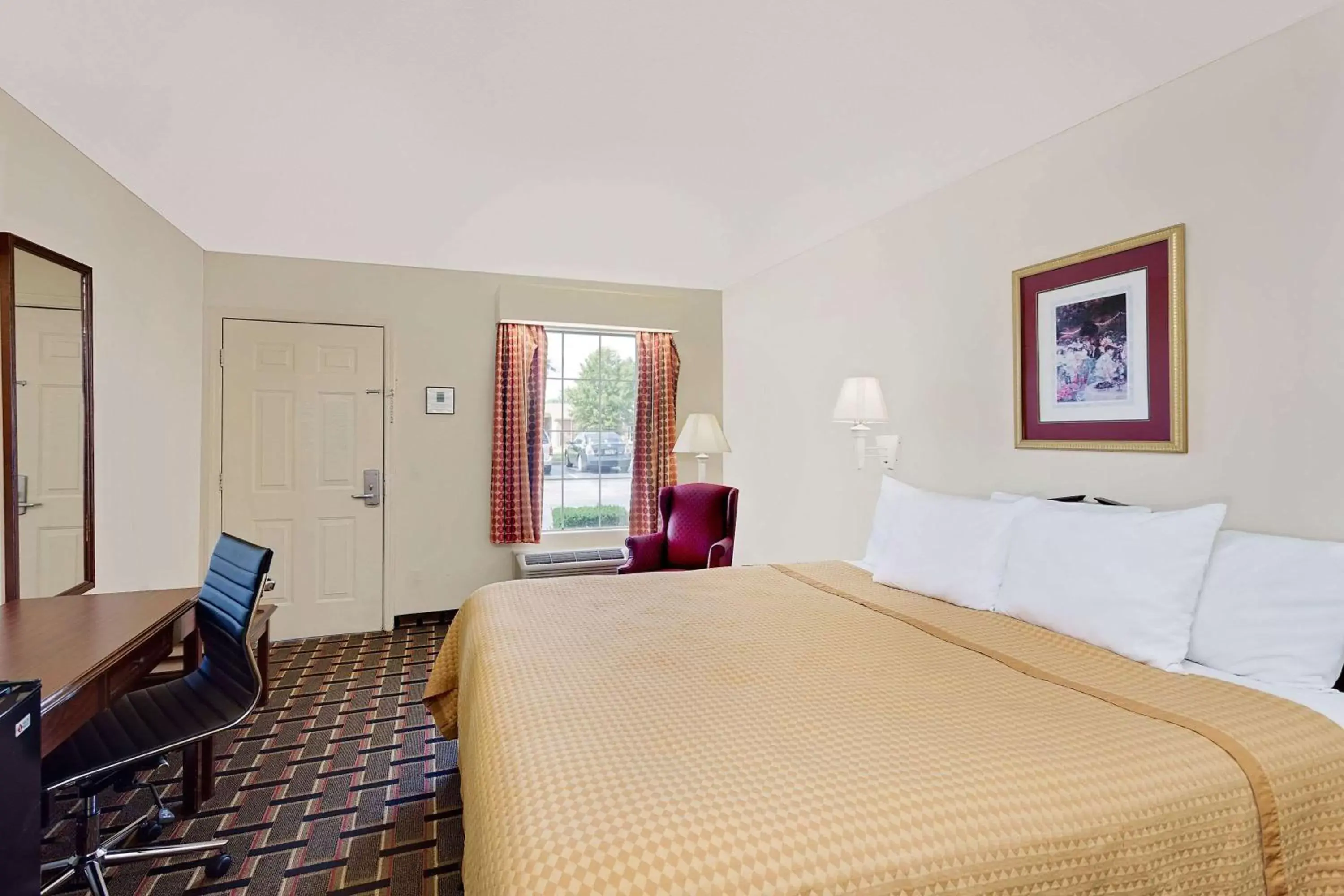Photo of the whole room, Bed in Days Inn by Wyndham Spartanburg