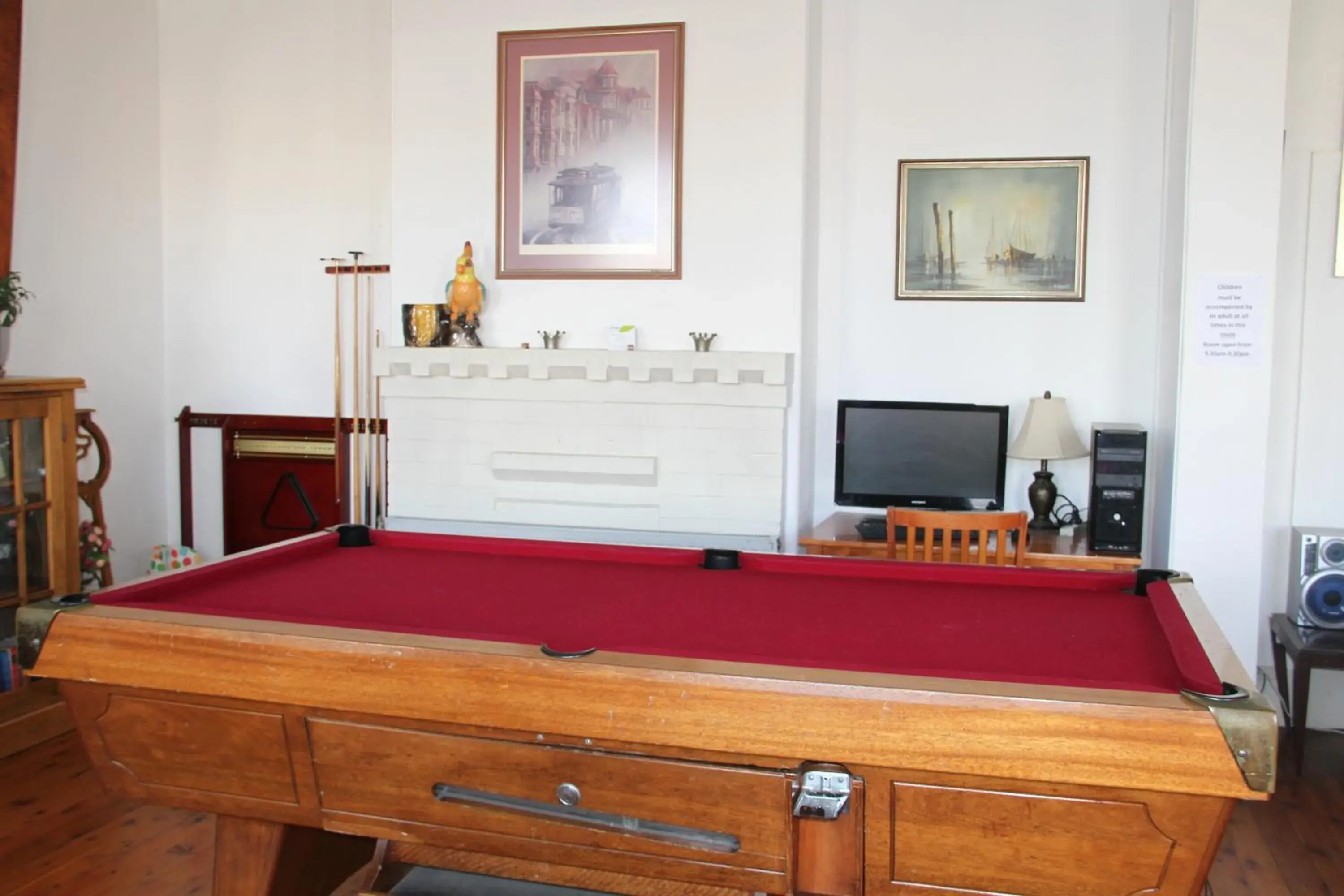 Communal lounge/ TV room, Billiards in Alpine Heritage Motel