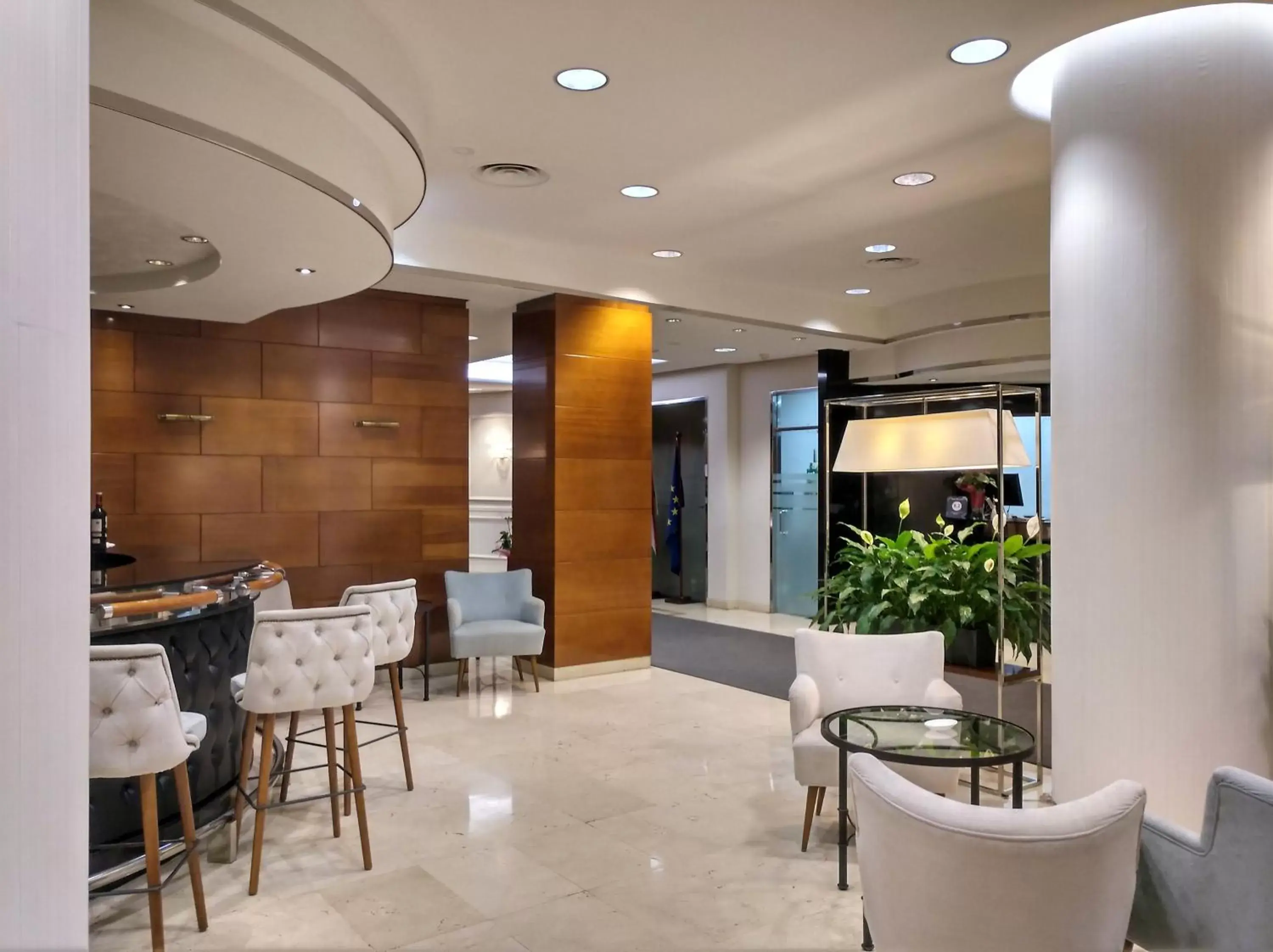 Lounge or bar, Restaurant/Places to Eat in Hotel Gran Via