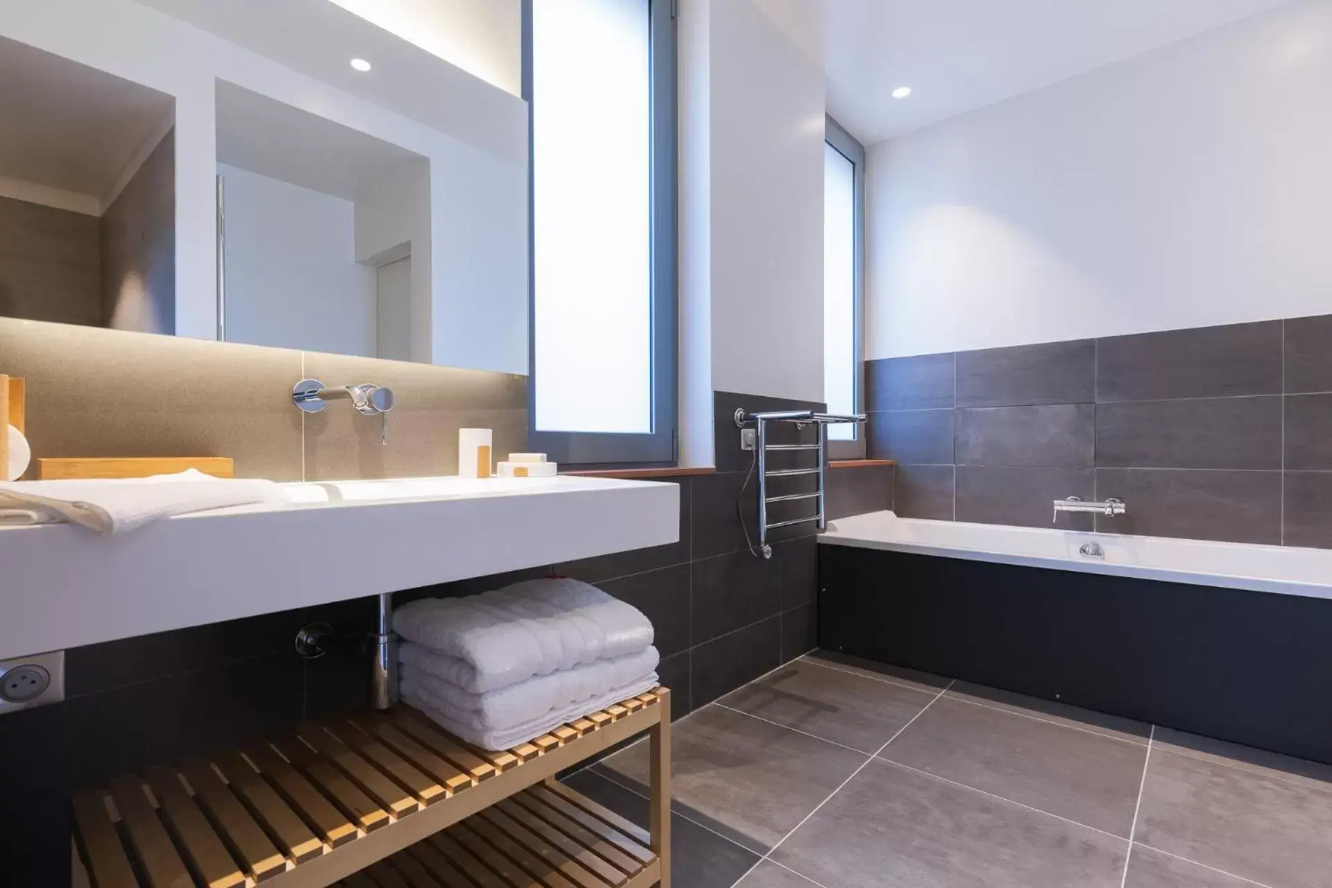 Shower, Bathroom in LOFT luxe hyper centre: terrasse/piscine/ salle de sport