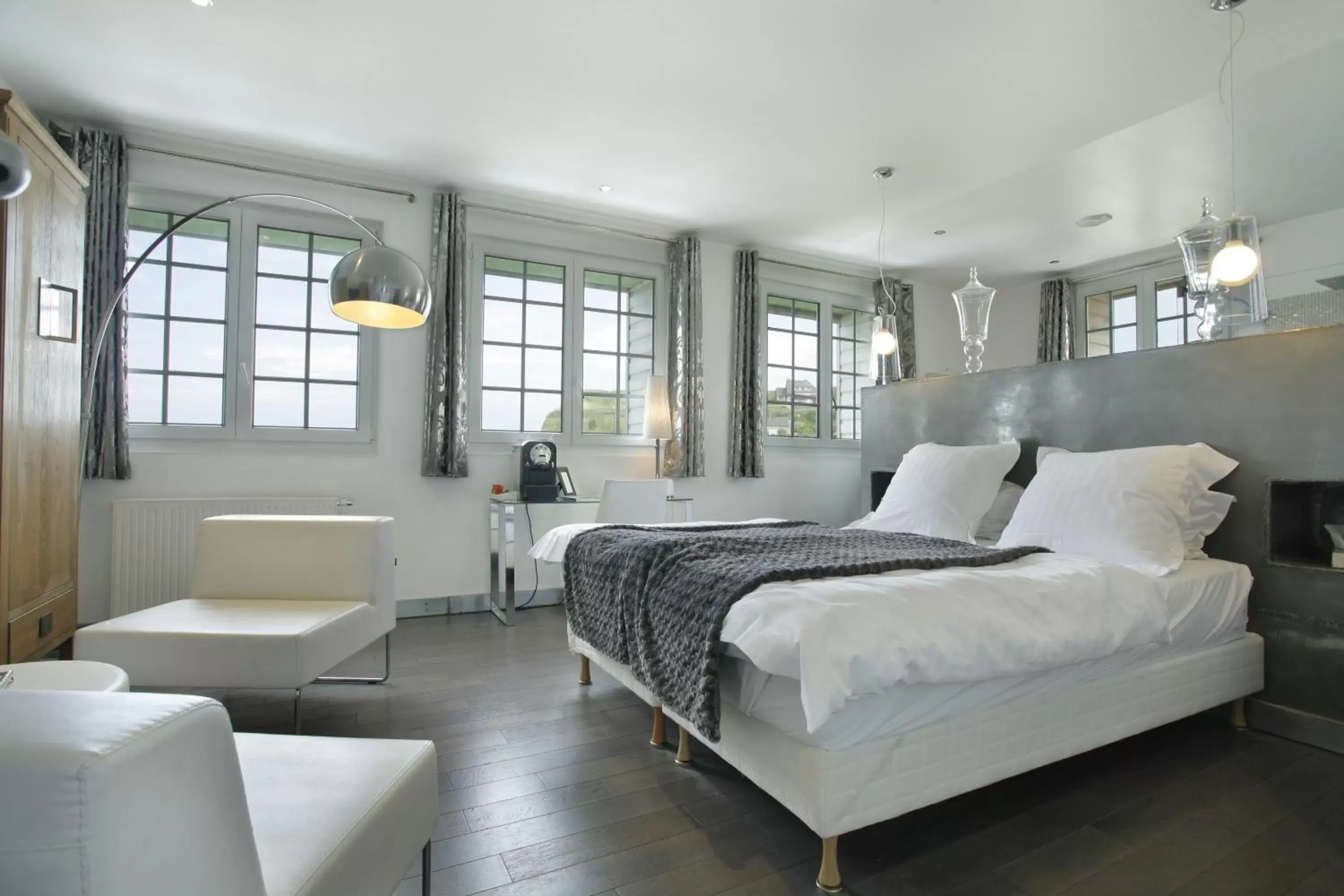 Bed in The Originals Hôtel Le Cise Restaurant Chambres et Suites Bed in The Originals Hôtel Le Cise Restaurant Chambres et Suites