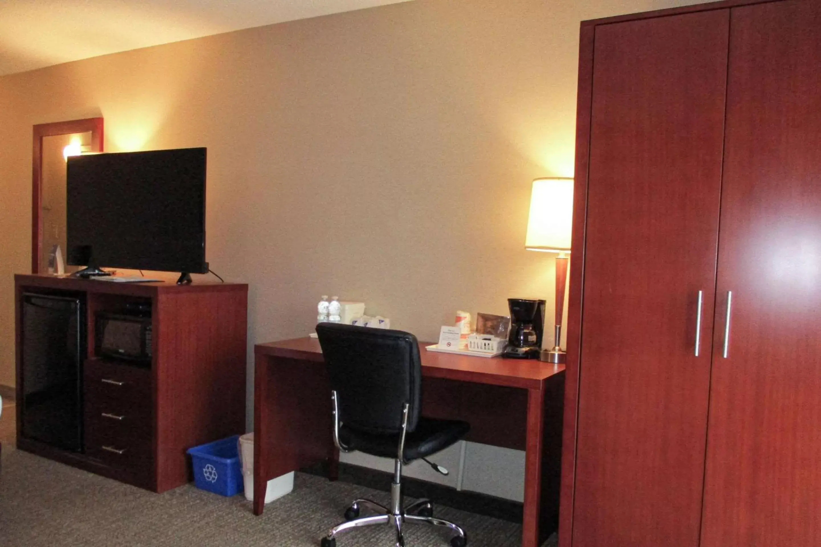 Photo of the whole room, TV/Entertainment Center in Comfort Inn Dartmouth