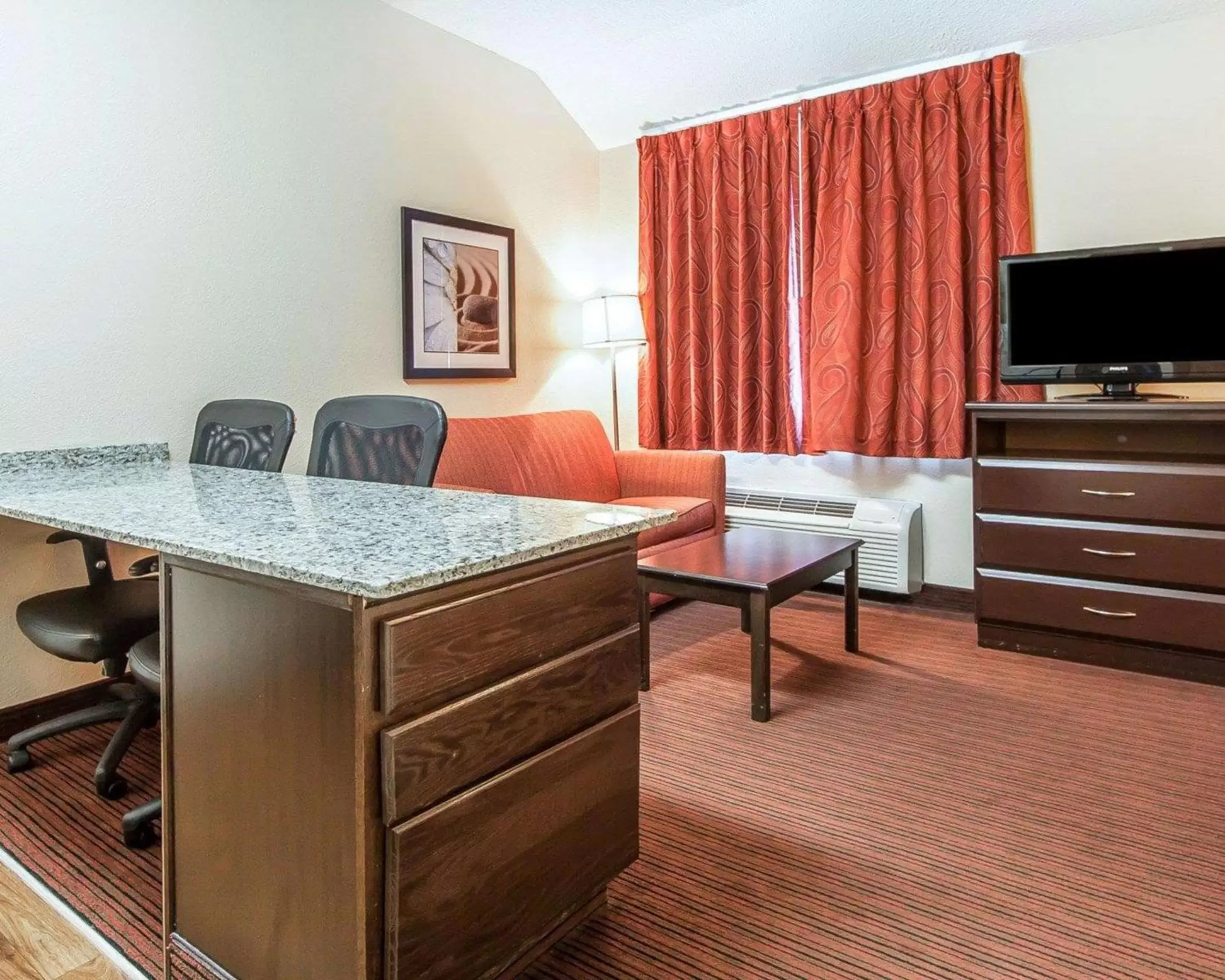 Bedroom, Seating Area in MainStay Suites Knoxville Airport