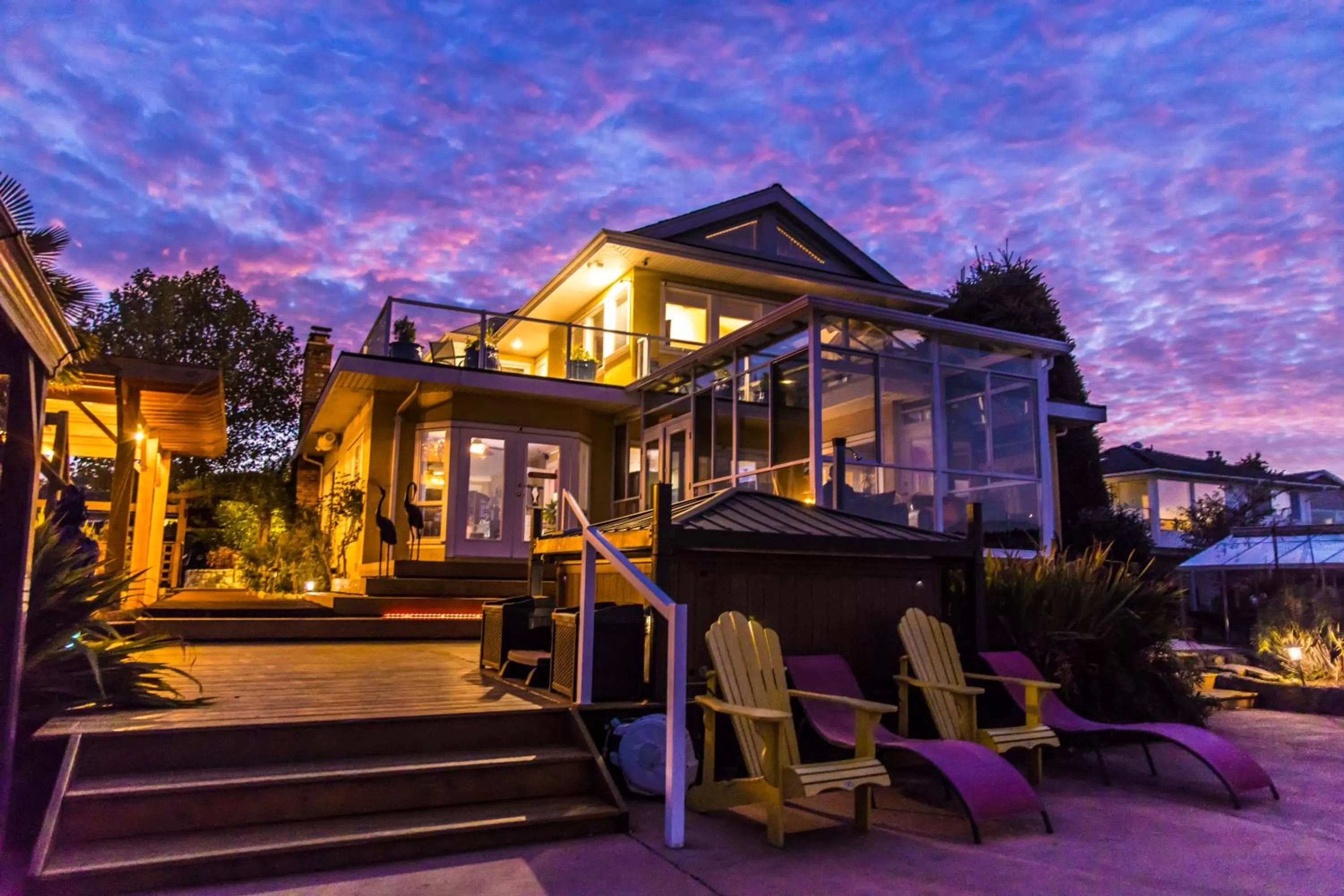 Property building in Birds of a Feather Victoria Oceanfront Studio Suites