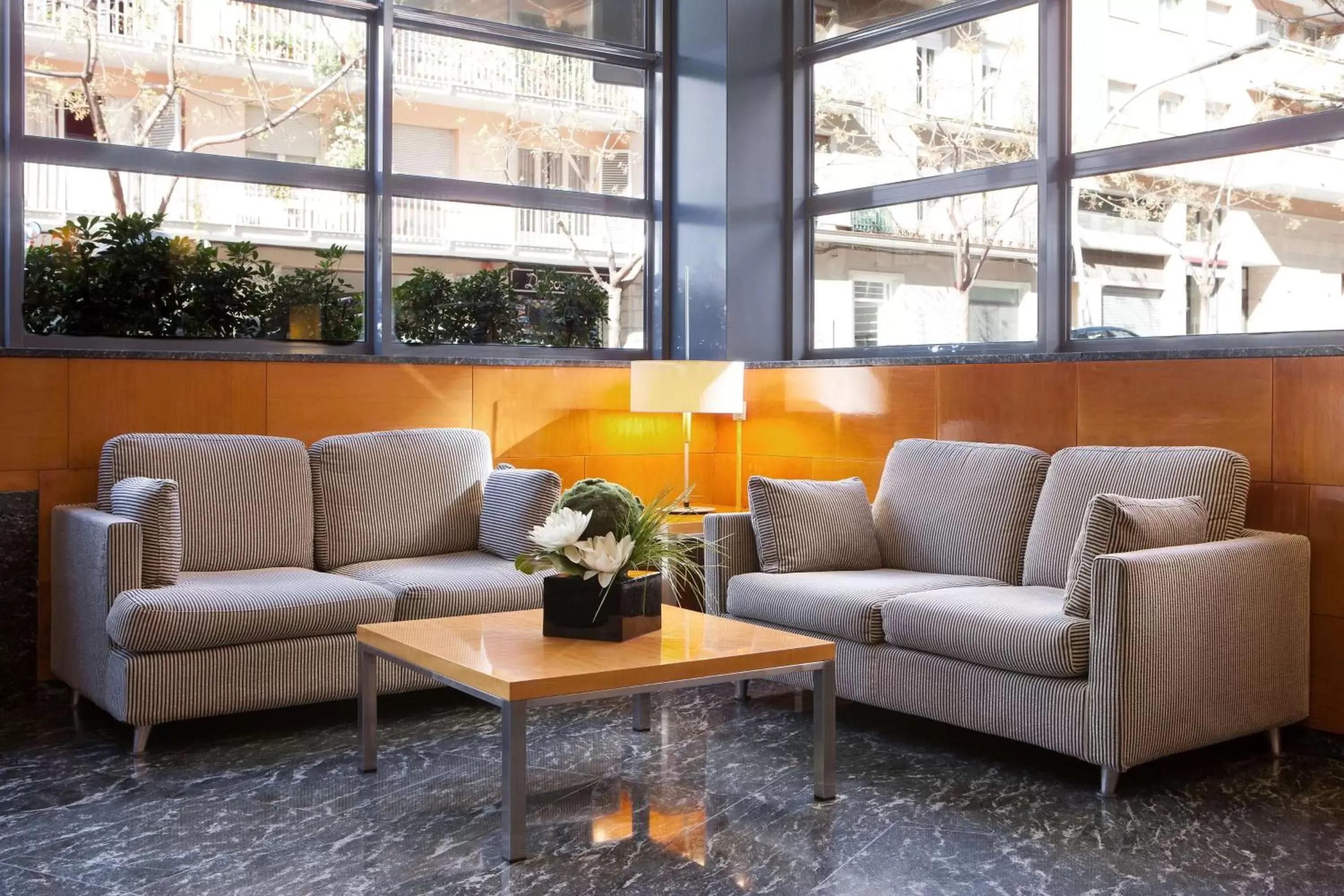 Lobby or reception, Seating Area in NH Barcelona Entenza