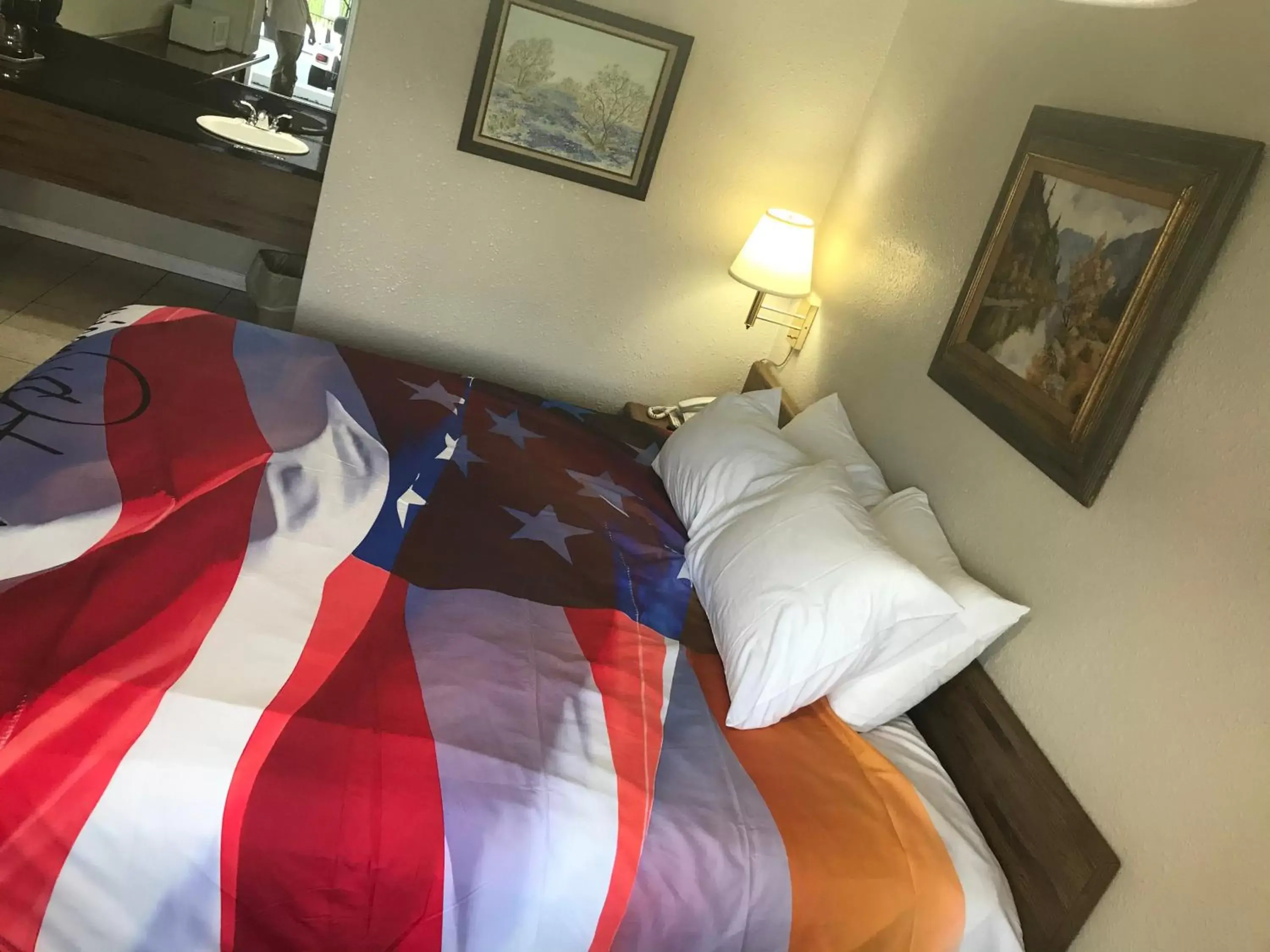 Bed in American Patriot Family Inn aka Oak Grove Inn
