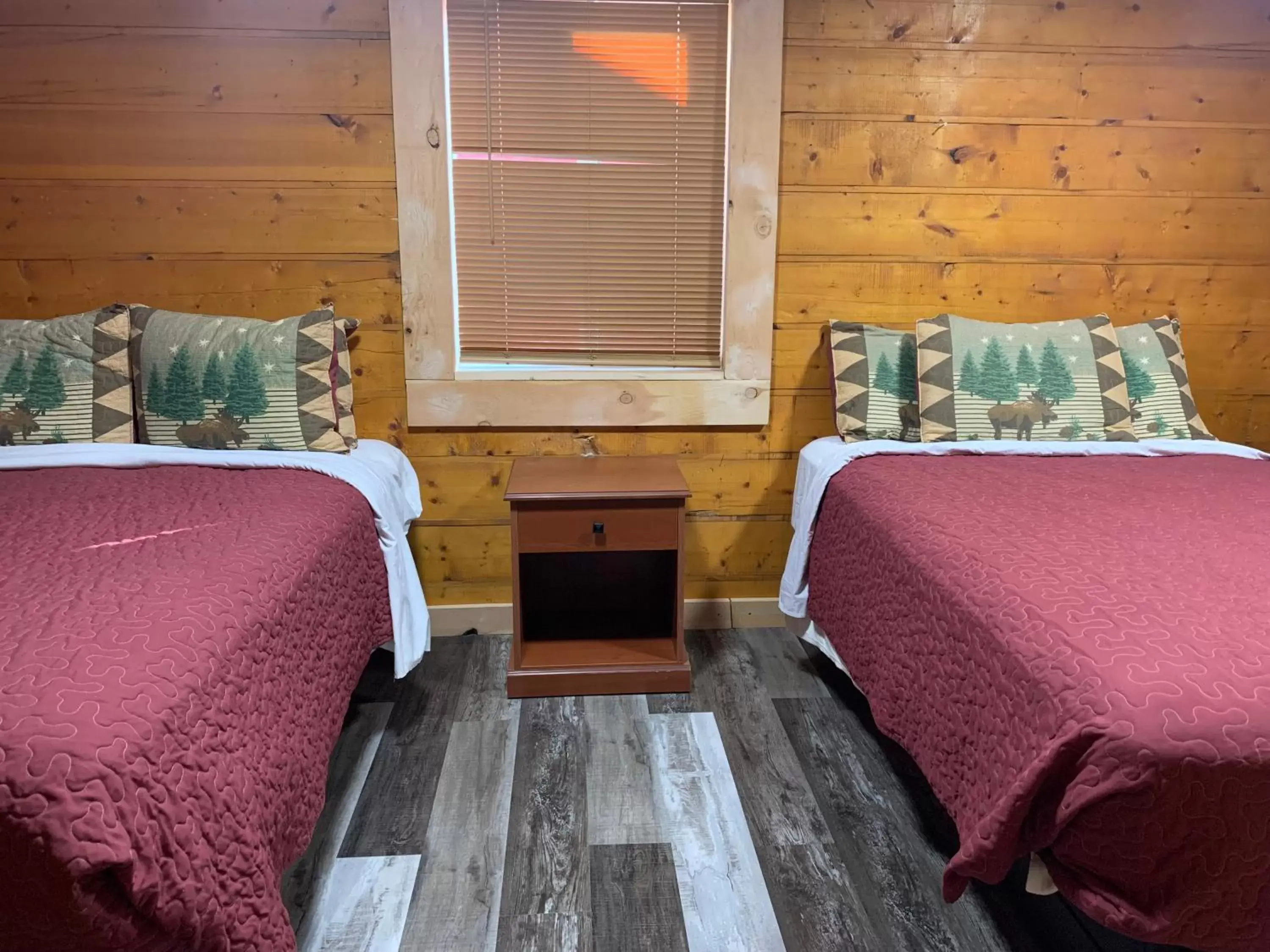 Bedroom, Bed in Rainbow Lodge