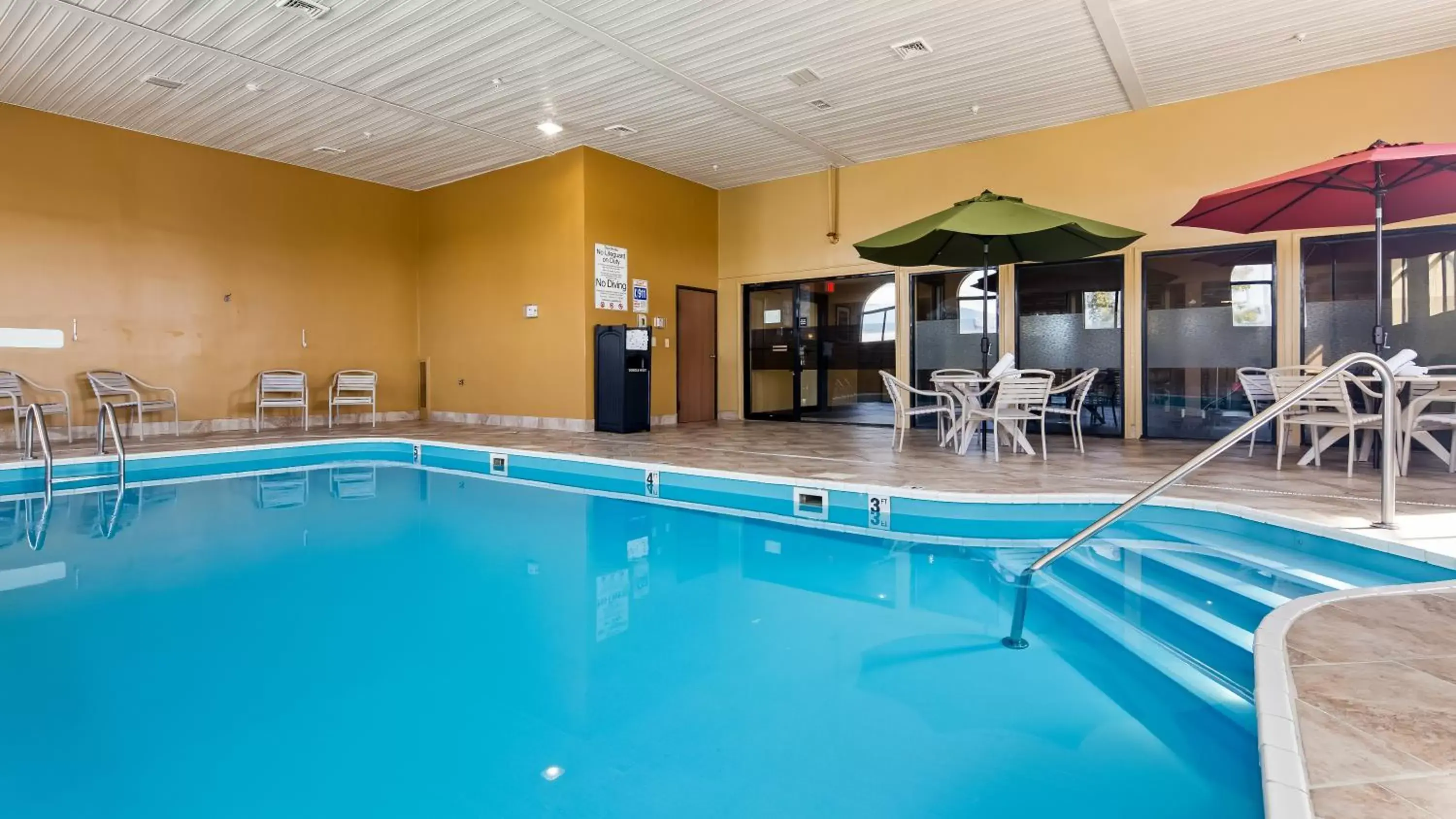 Swimming Pool in Best Western - Saluki Inn