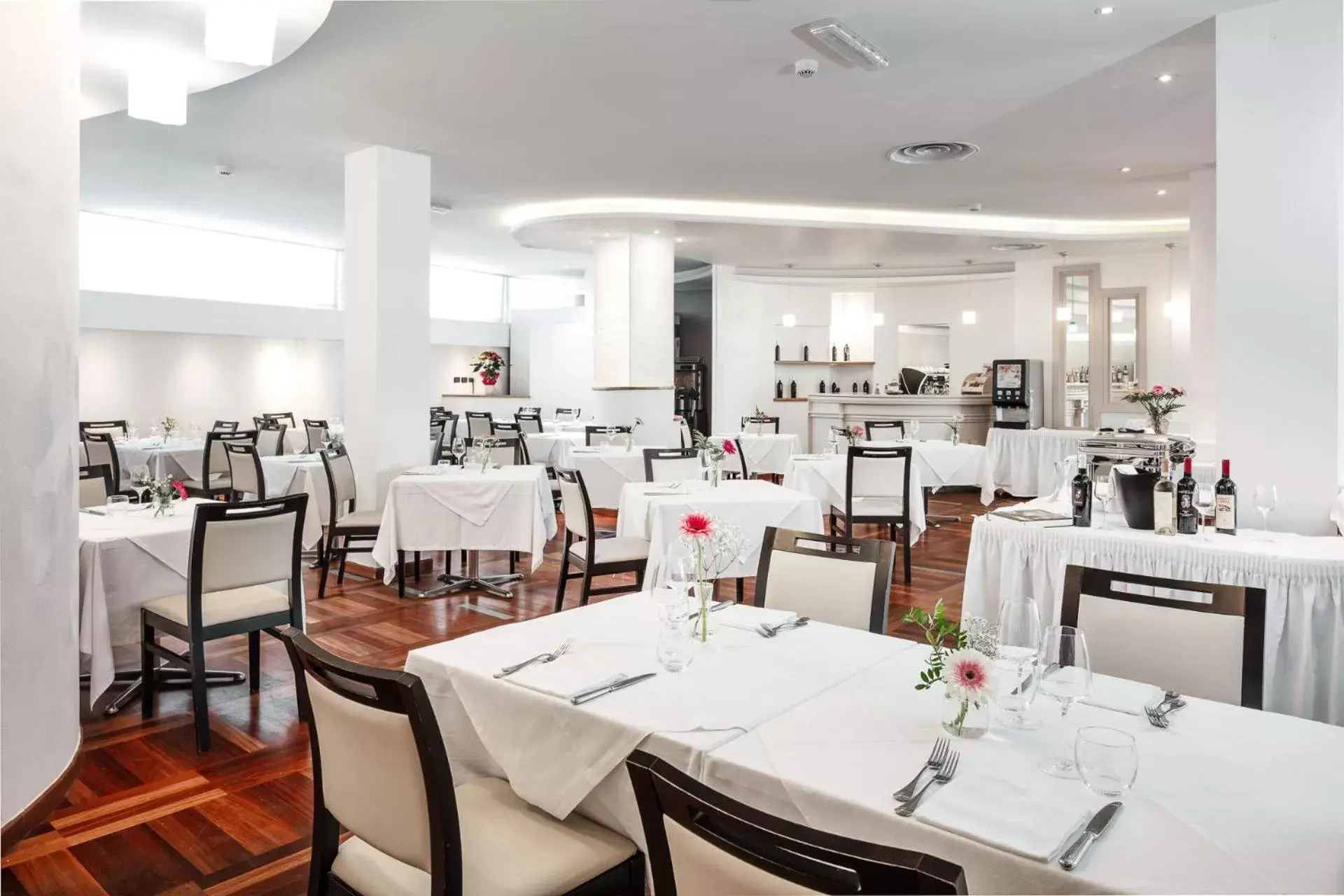 Restaurant/Places to Eat in Hotel Carlo Felice