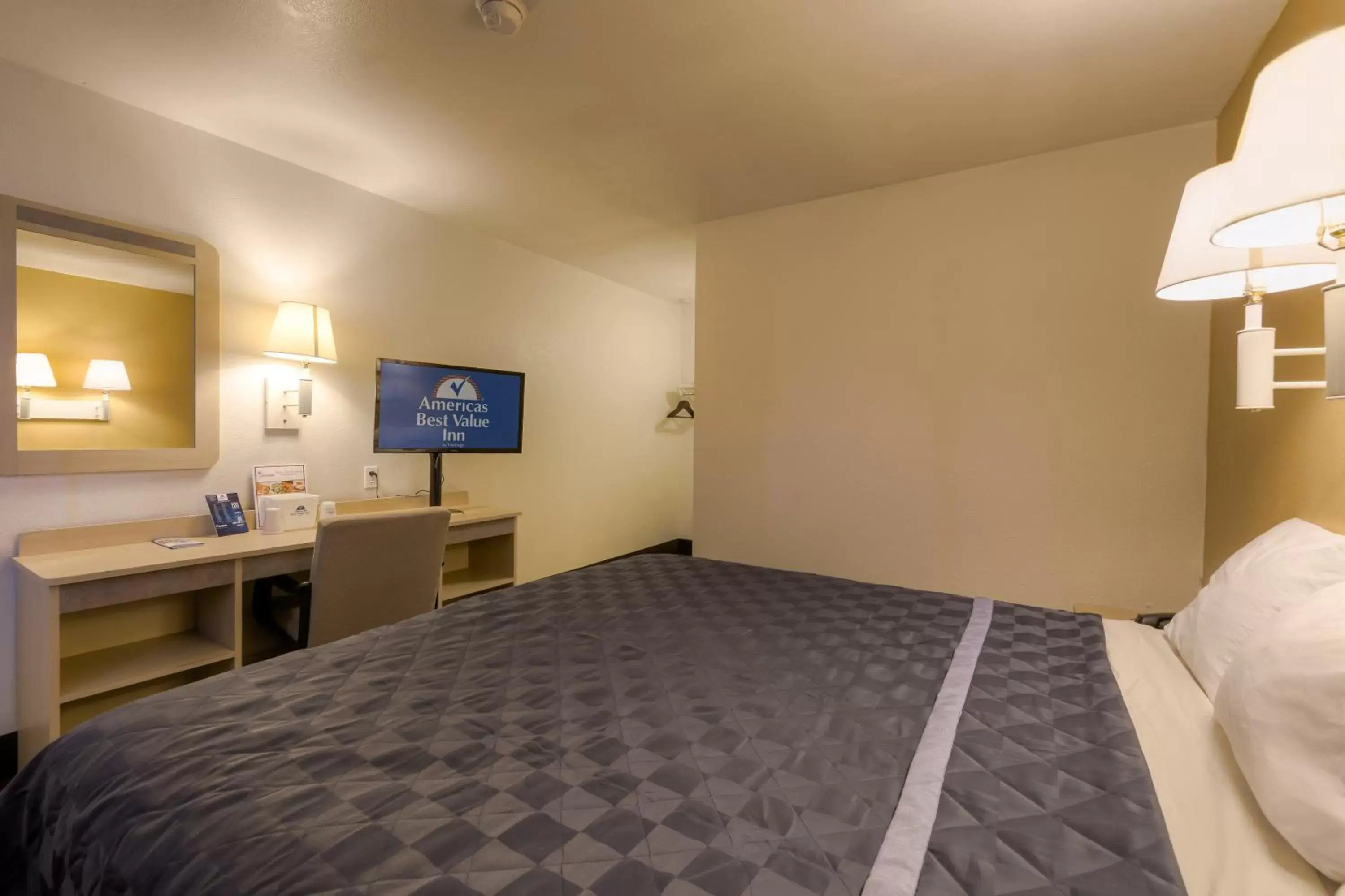 Bed in Americas Best Value Inn Amarillo Airport/Grand Street