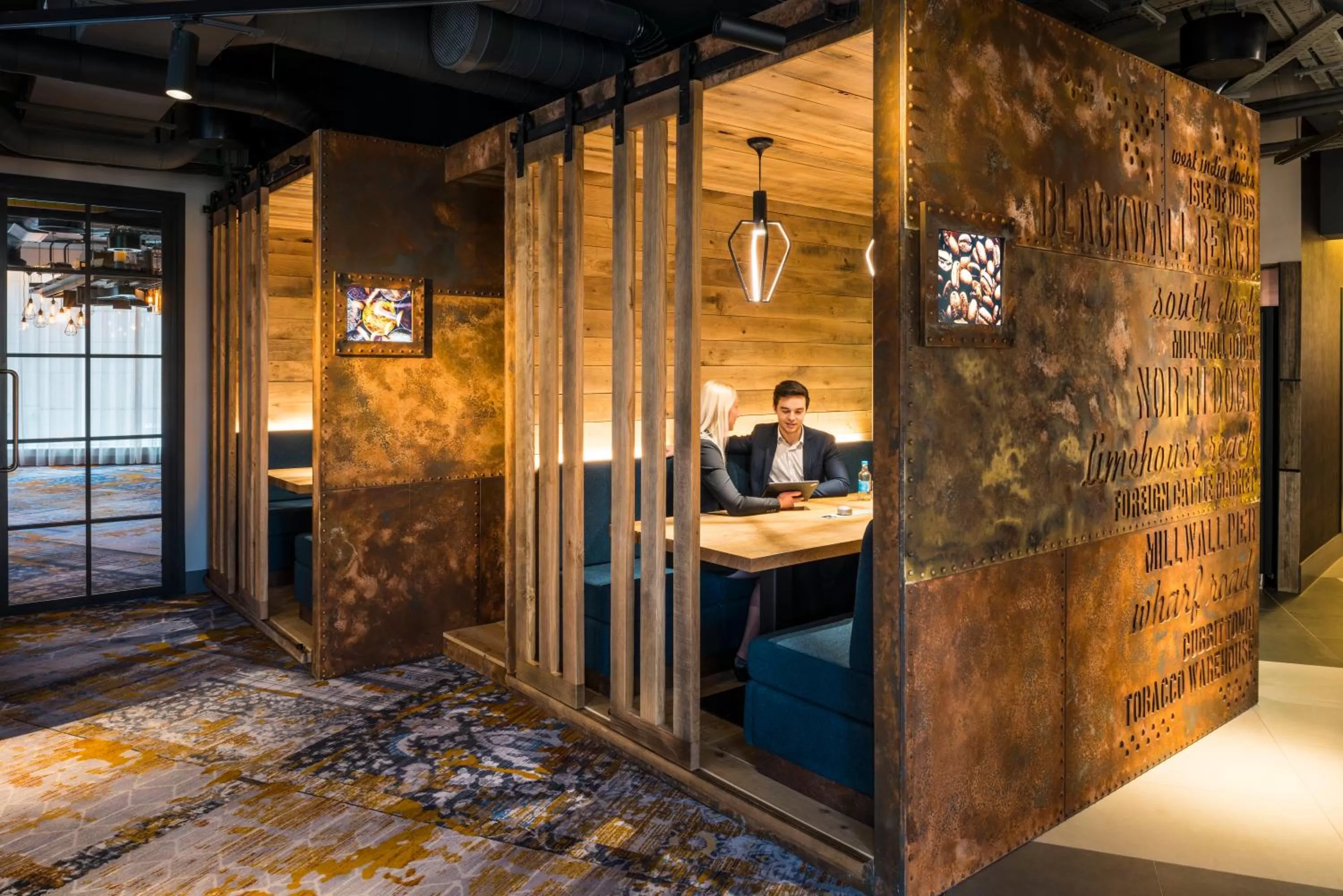 Communal lounge/ TV room, Bed in Novotel London Canary Wharf