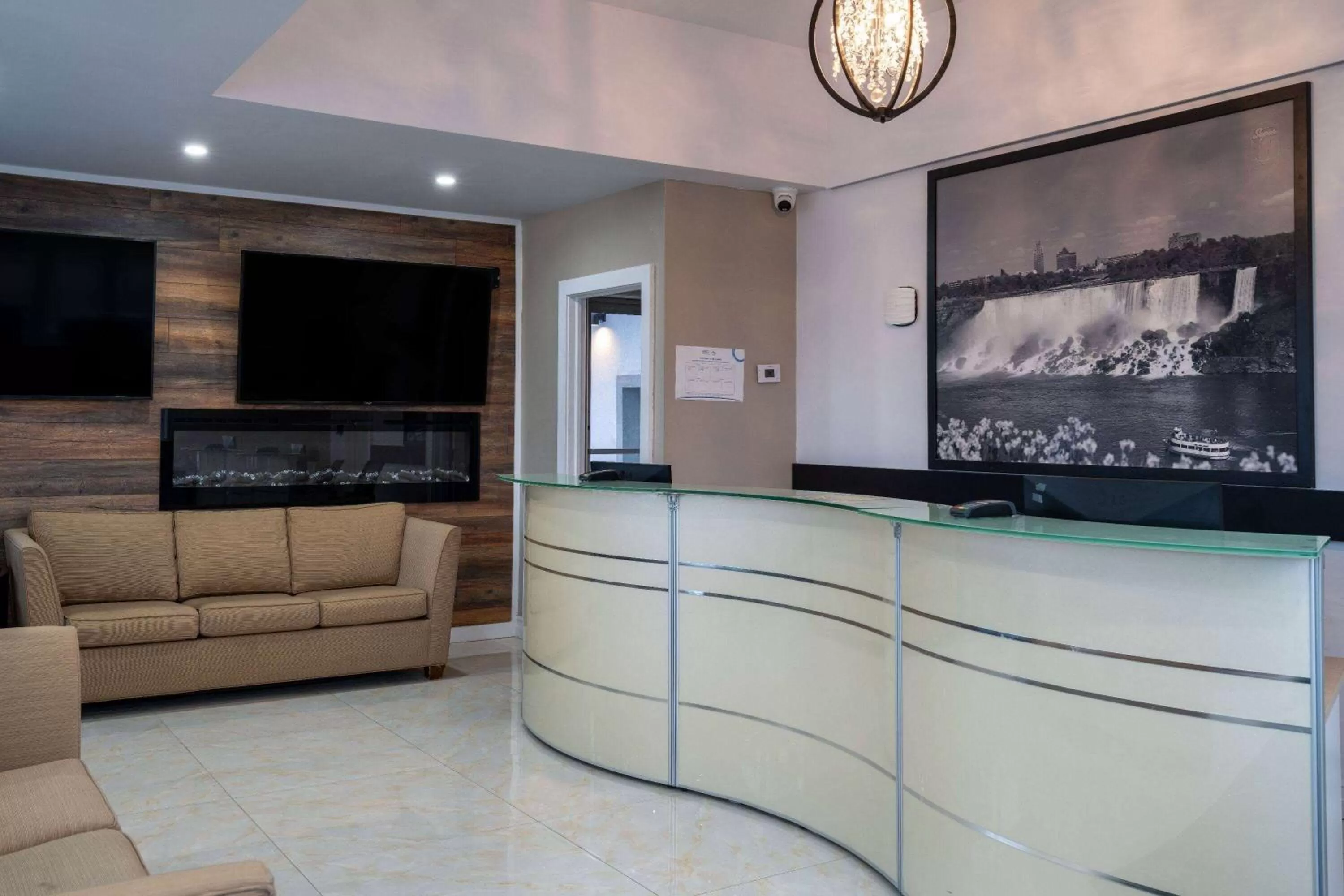 Lobby or reception in Super 8 by Wyndham Niagara Falls ON