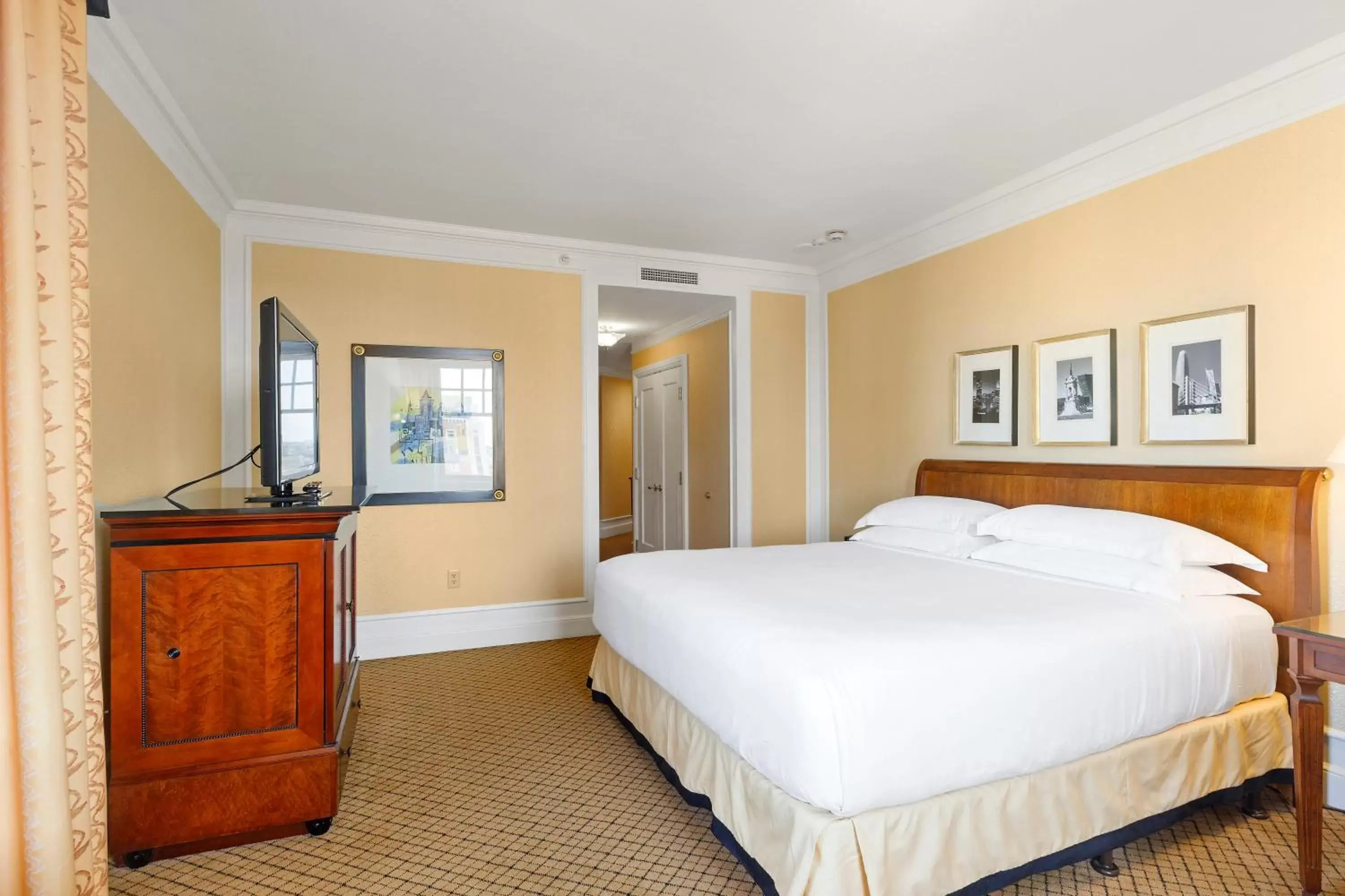 Photo of the whole room, Bed in InterContinental Mark Hopkins San Francisco, an IHG Hotel