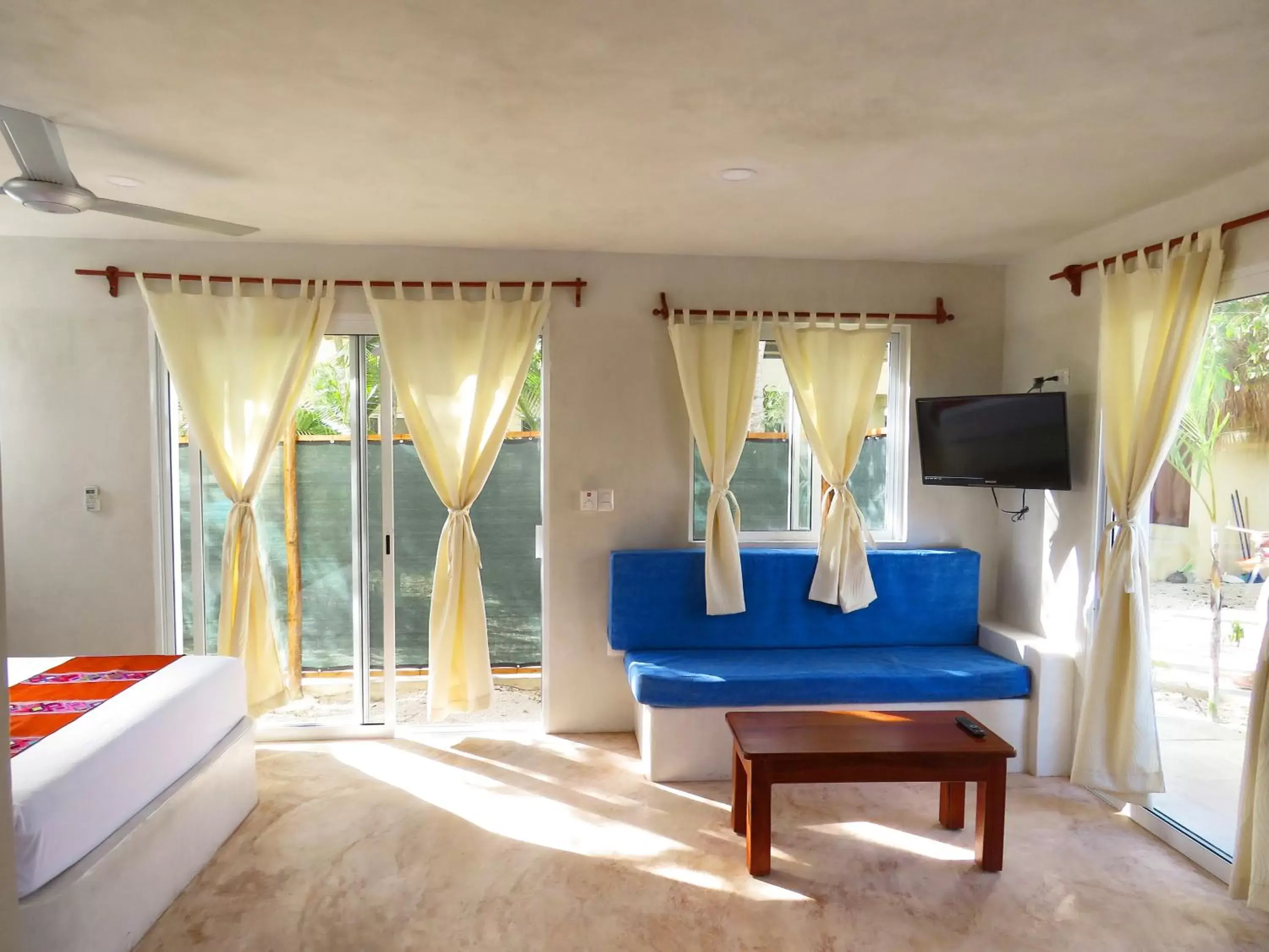 Bed, Seating Area in Hotel & Suites Oasis Bacalar