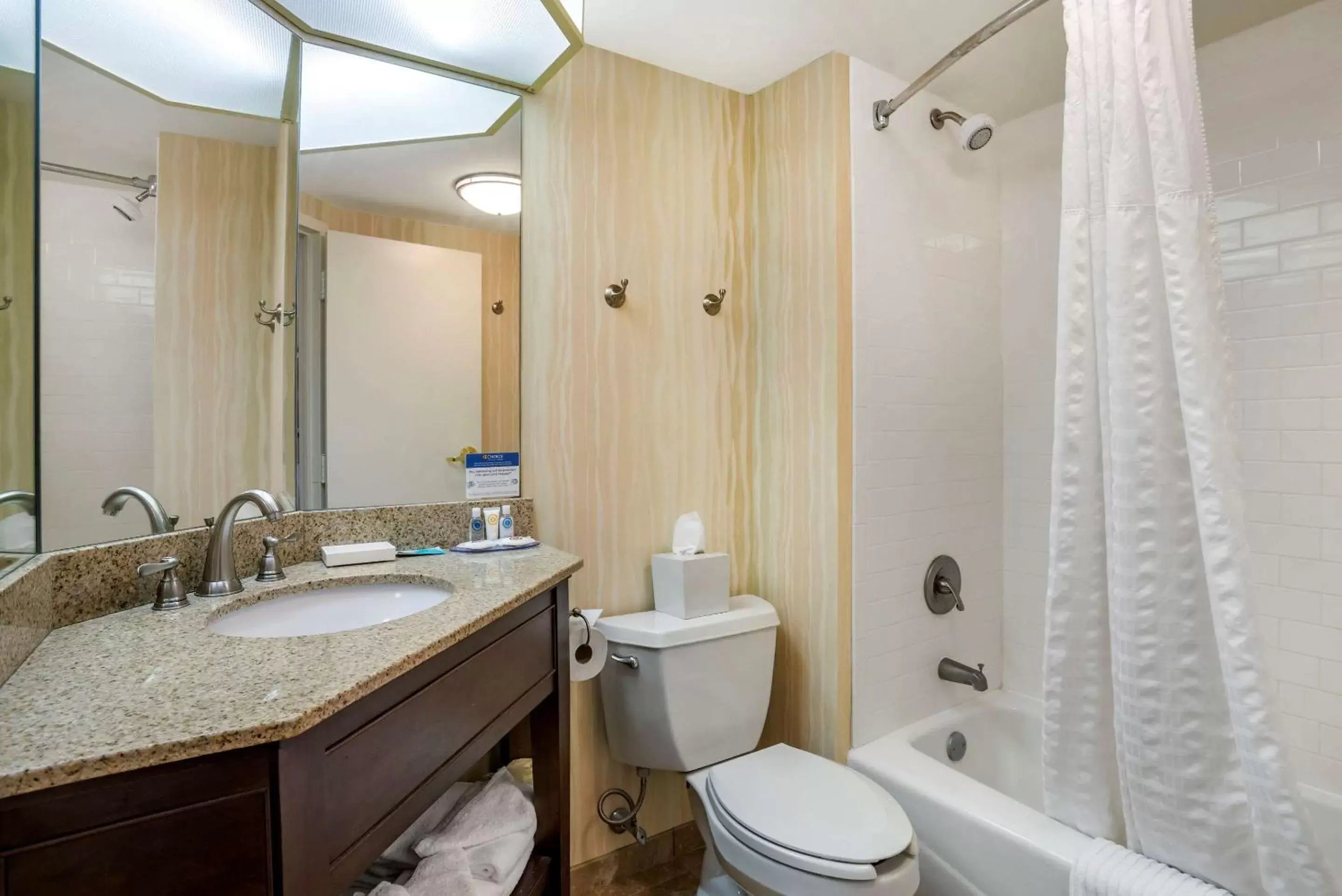 Photo of the whole room, Bathroom in Comfort Inn and Suites Newark