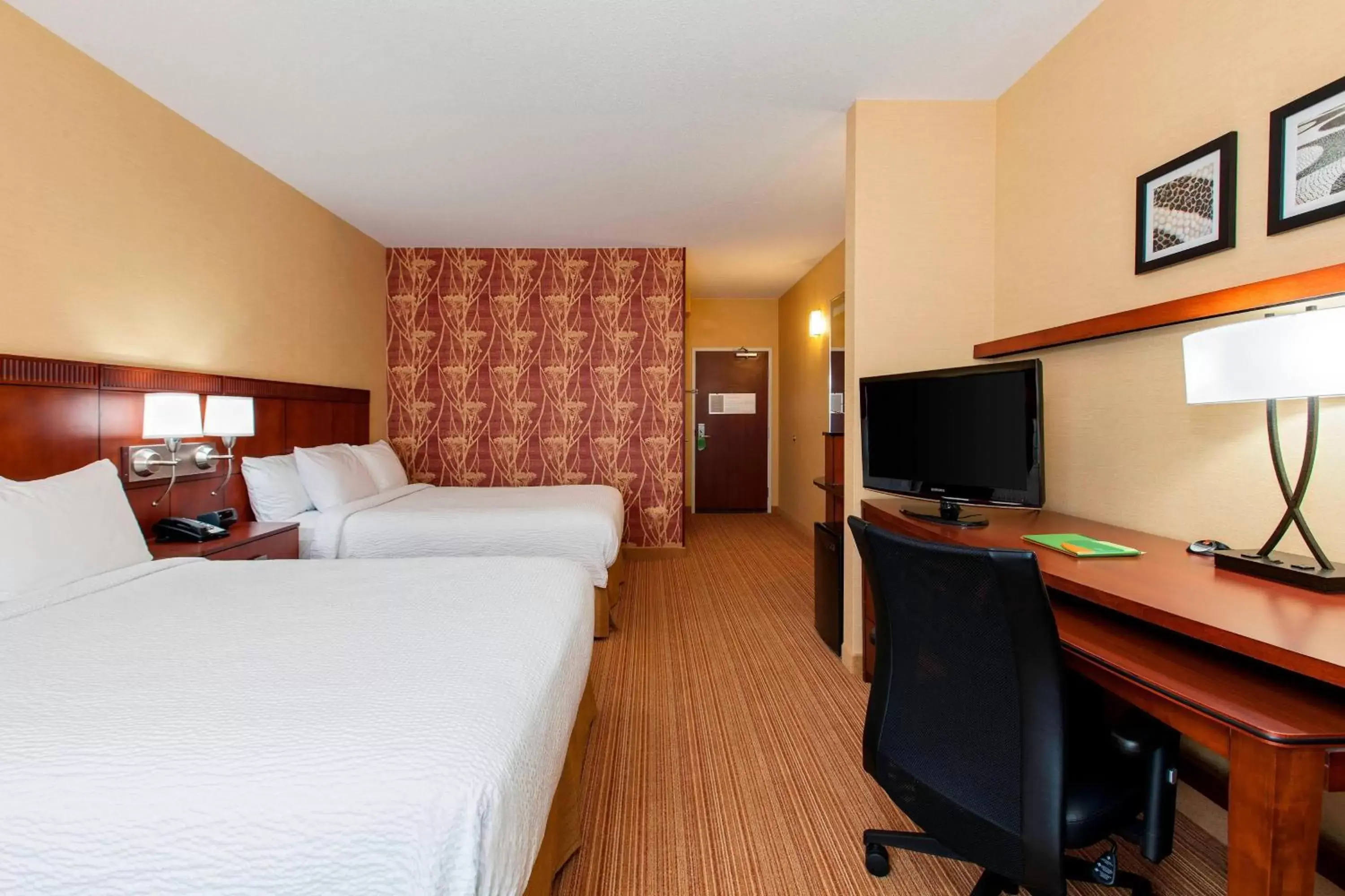 Queen Room with Two Queen Beds - Hearing Accessible in Courtyard by Marriott Chicago Schaumburg/Woodfield Mall