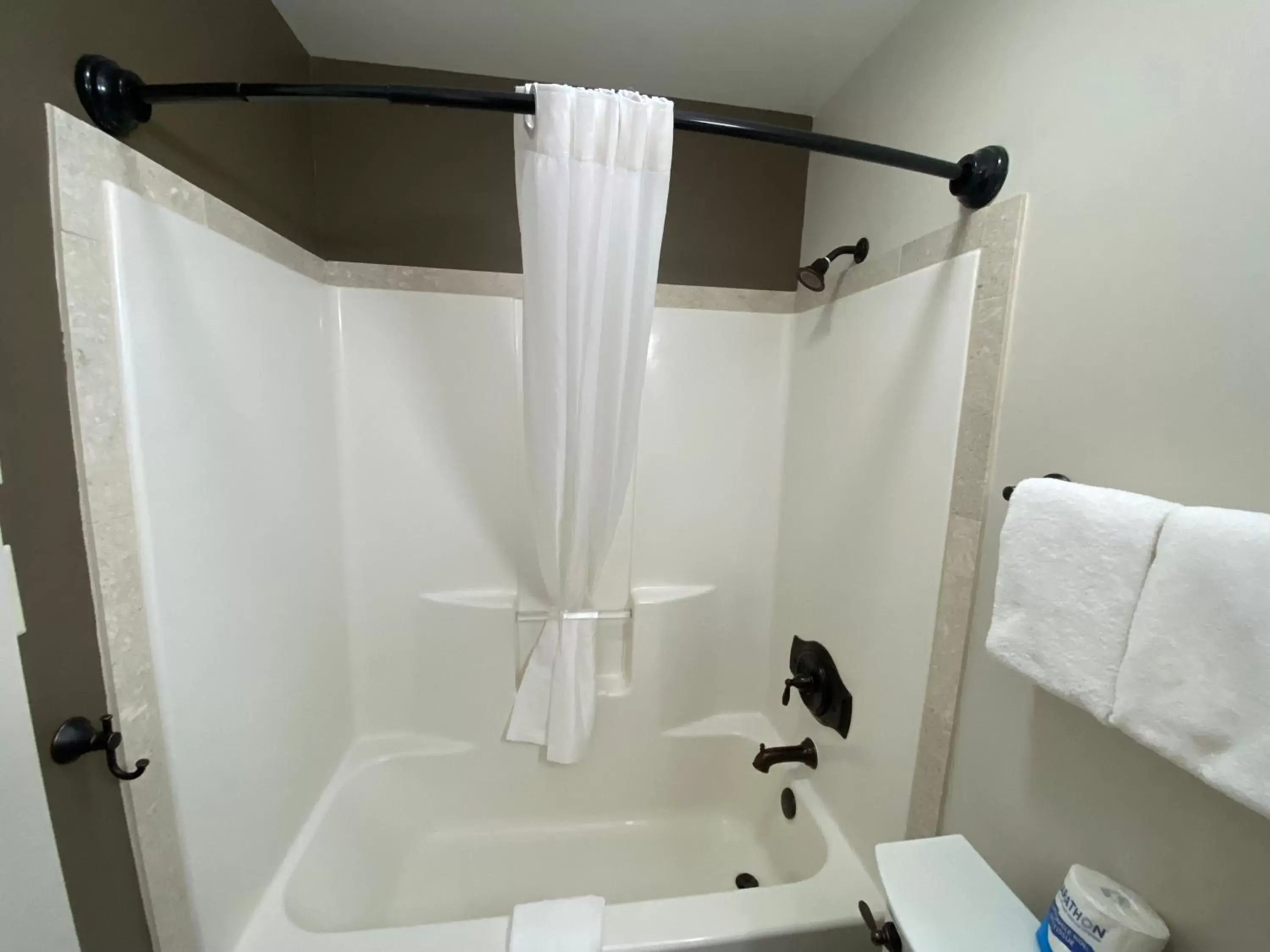 Shower, Bathroom in SkyRidge Inn