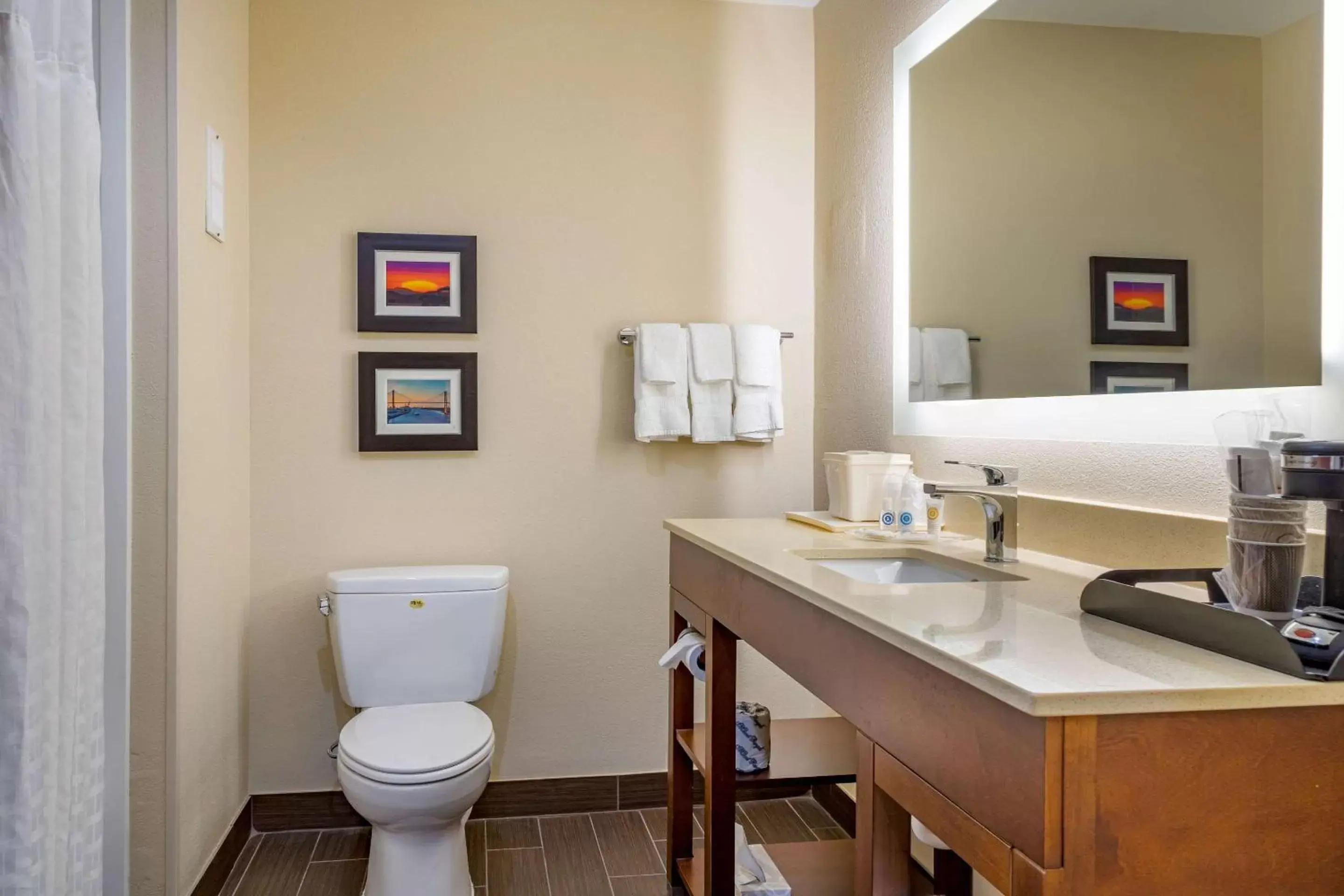 Bedroom, Bathroom in Comfort Suites Savannah Gateway I-95
