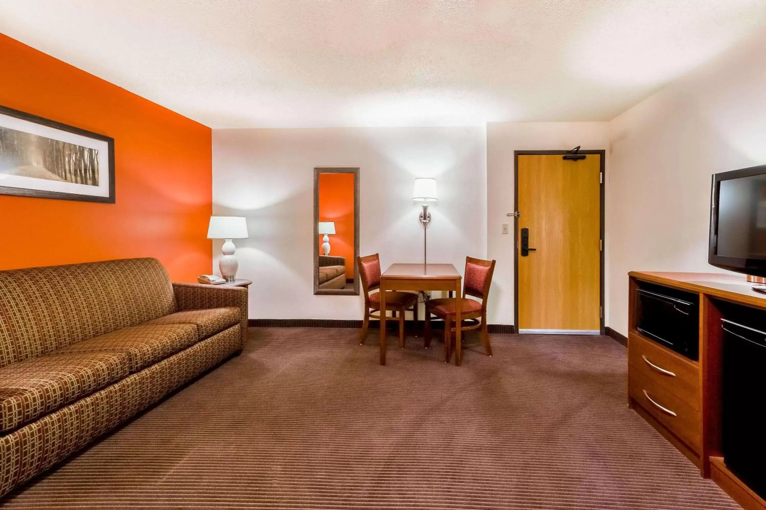 Living room, Seating Area in AmericInn by Wyndham Chamberlain Conference Center