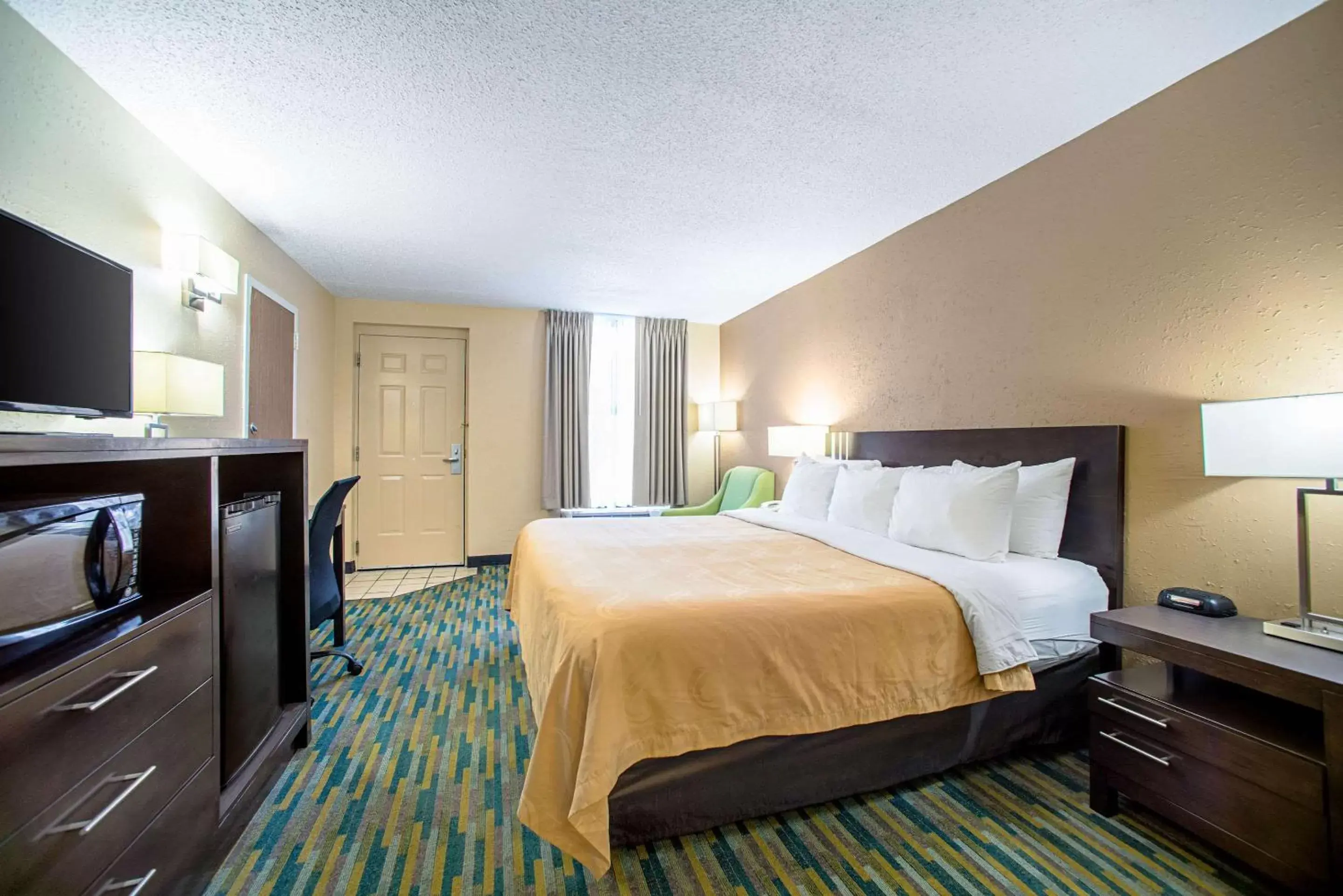 Photo of the whole room, Bed in Quality Inn Near Six Flags St. Louis