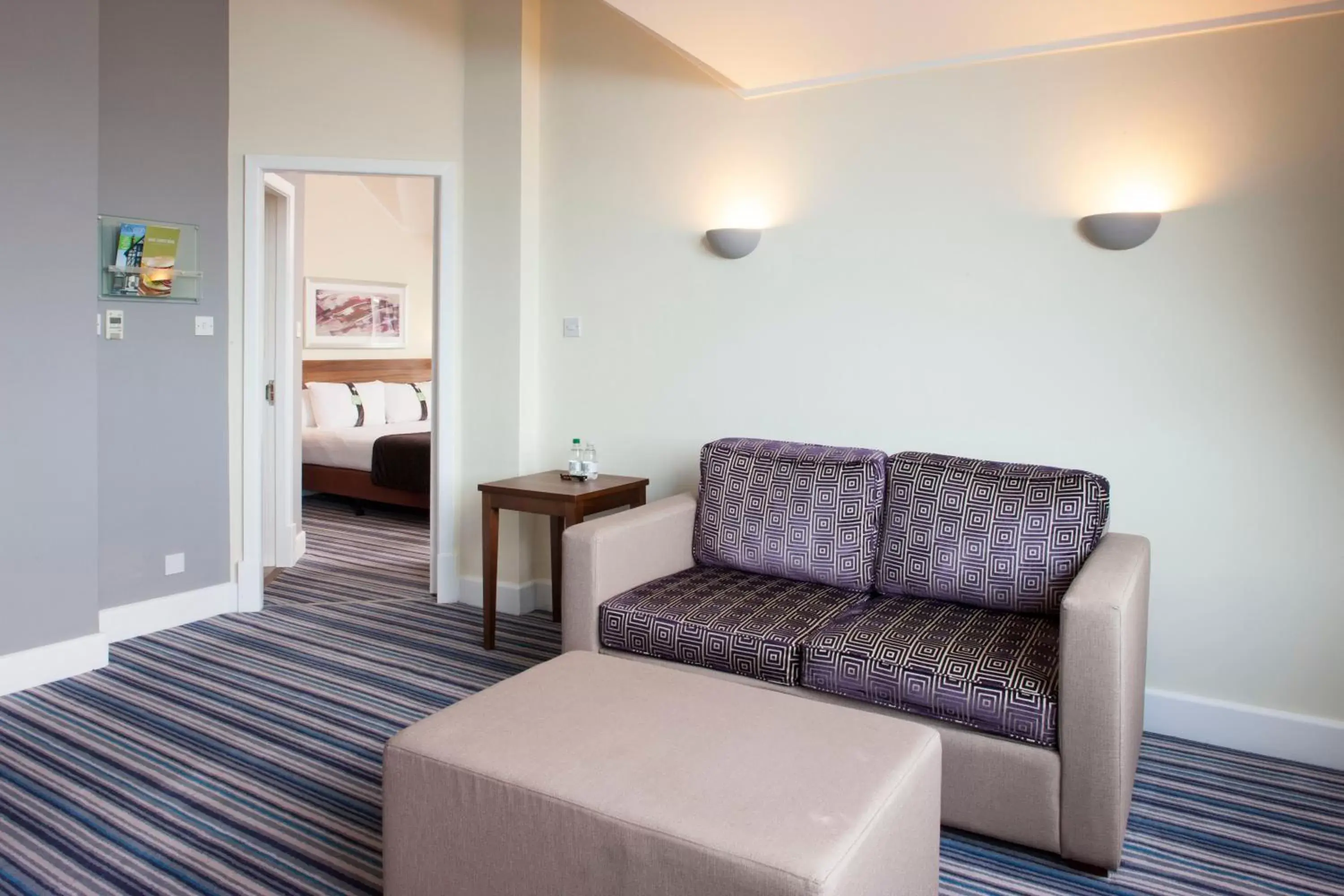 Bedroom, Seating Area in Holiday Inn Glasgow - East Kilbride, an IHG Hotel