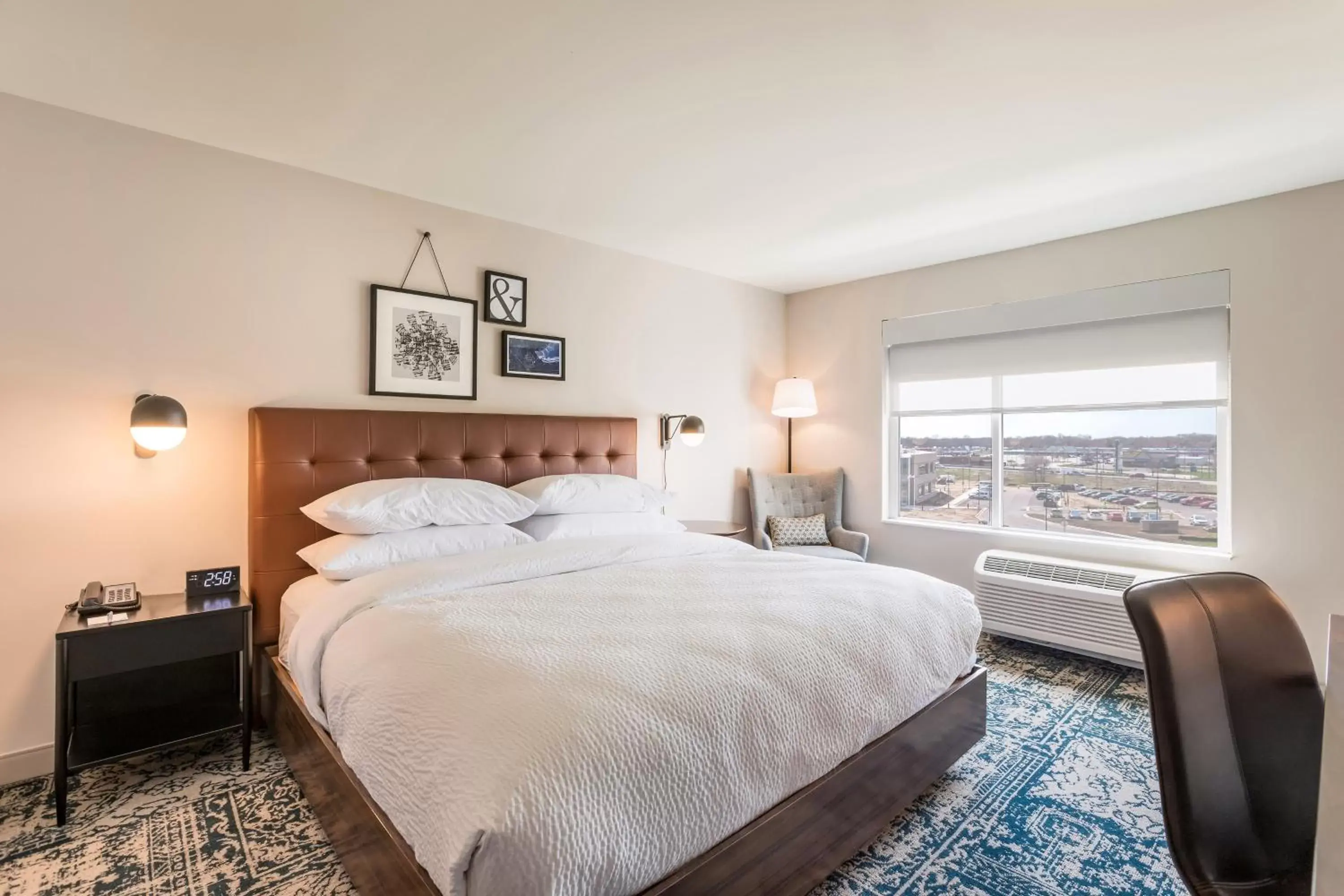 Photo of the whole room, Bed in Four Points by Sheraton Elkhart